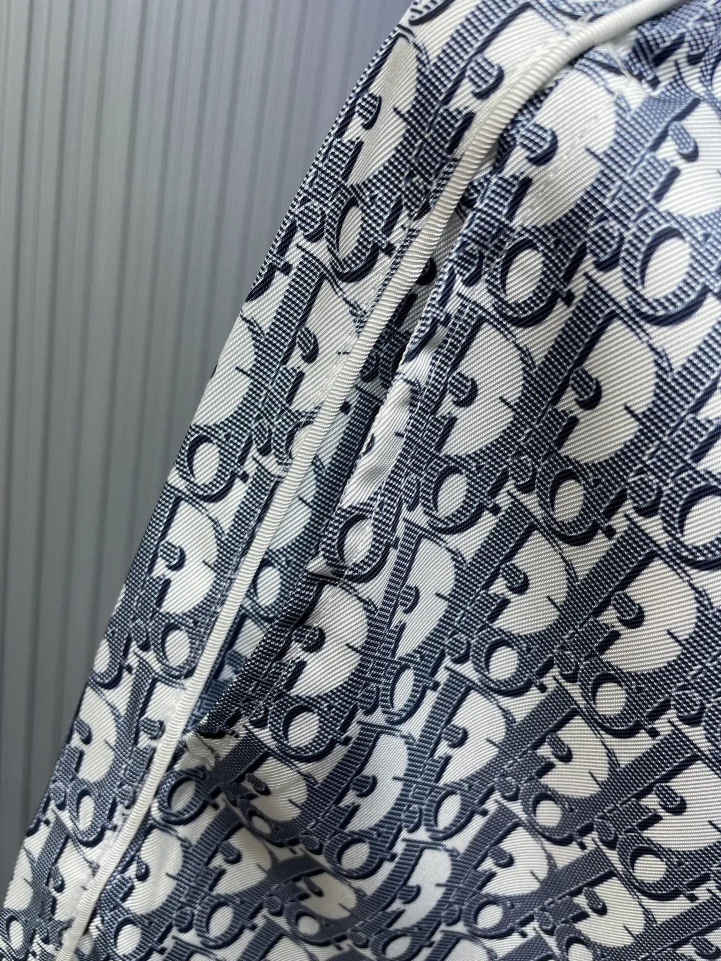 🅿️390 Doir🌟【Top Original】25ss new pajama pants display the brand's classic oblique print all over. Crafted from white and blue mulberry silk twill, it has an elastic waistband with drawstrings, side slit pockets and a loose fit that can be worn with the matching shirt for a sophisticated look. size: 46.48.50.52.