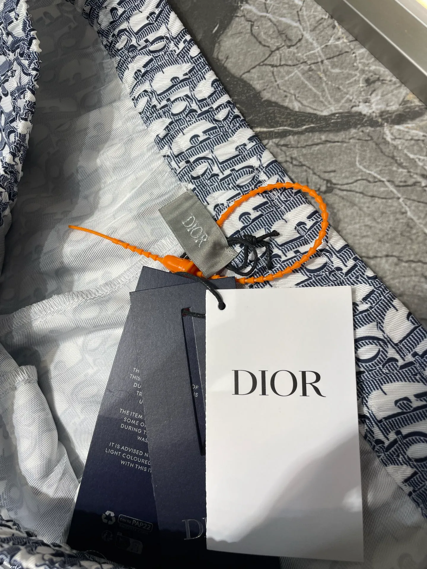🅿️390 Doir🌟【Top Original】25ss new pajama pants display the brand's classic oblique print all over. Crafted from white and blue mulberry silk twill, it has an elastic waistband with drawstrings, side slit pockets and a loose fit that can be worn with the matching shirt for a sophisticated look. size: 46.48.50.52.