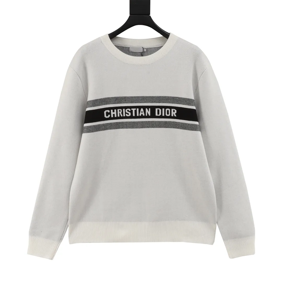 🅿️540 DIOR/Dior jacquard letter pattern knitted pullover sweater. The D family’s classic item is here again, and it is a treasure sweater worth buying. This year’s new autumn and winter style is on sale simultaneously! The sweater adopts the design of pocket presbyopia patches, and the classic presbyopic pattern highlights the fashion charm of P. It is a timeless classic. It is carefully made of customer-supplied cotton fiber yarns, and the CNC layered knitting technique shows a unique texture. The three-dimensional jacquard of contrasting letters with uniform thickness is exquisite and advanced. The sweater feels soft and comfortable, and the body feels particularly comfortable. It can be worn alone or layered, and the ribbed hem and sleeves are specially edged with blue edges. Matches the color of the body! size：S-L