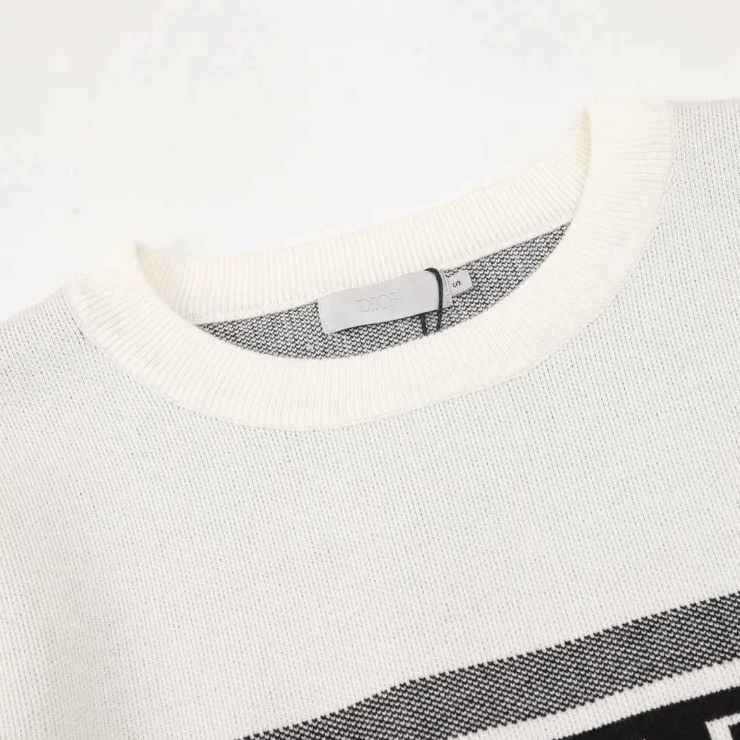 🅿️540 DIOR/Dior jacquard letter pattern knitted pullover sweater. The D family’s classic item is here again, and it is a treasure sweater worth buying. This year’s new autumn and winter style is on sale simultaneously! The sweater adopts the design of pocket presbyopia patches, and the classic presbyopic pattern highlights the fashion charm of P. It is a timeless classic. It is carefully made of customer-supplied cotton fiber yarns, and the CNC layered knitting technique shows a unique texture. The three-dimensional jacquard of contrasting letters with uniform thickness is exquisite and advanced. The sweater feels soft and comfortable, and the body feels particularly comfortable. It can be worn alone or layered, and the ribbed hem and sleeves are specially edged with blue edges. Matches the color of the body! size：S-L