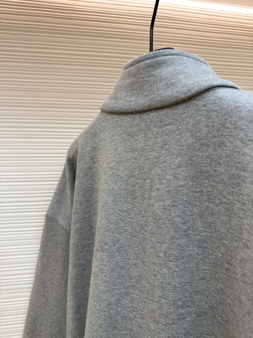 Dior embroidered gray sweatshirt ●Original version: 14,000 purchased and developed ●Item number: 1681137-A45 ●Fabric: cotton sweatshirt fabric ●Technology: embroidery production ●Version: fitted version ●Weight: about 715 grams ●Size: S-M-L-XL ●Description: Made of [26s double-ply large terry bottom cotton sweatshirt fabric], [gram weight 400g], matching [26s double yarn circular knitting machine 2*2 threads], the fabric threads are all made of [medium gray yarn custom woven and dyed], the bottom side [ Fleece, cut and washed], made into [velvet bottom], the front panel adopts [relief embossing technology], open the template according to the Y pattern, the pattern machine runs two circles of thread to lock the pattern, the overall routing is straight and delicate, the fabric is comfortable and soft, the color is consistent and there is no color difference It can be matched with the same style to create a fashionable look, and can be used in various occasions. Customized accessories, complete with three standards, same style for men and women!