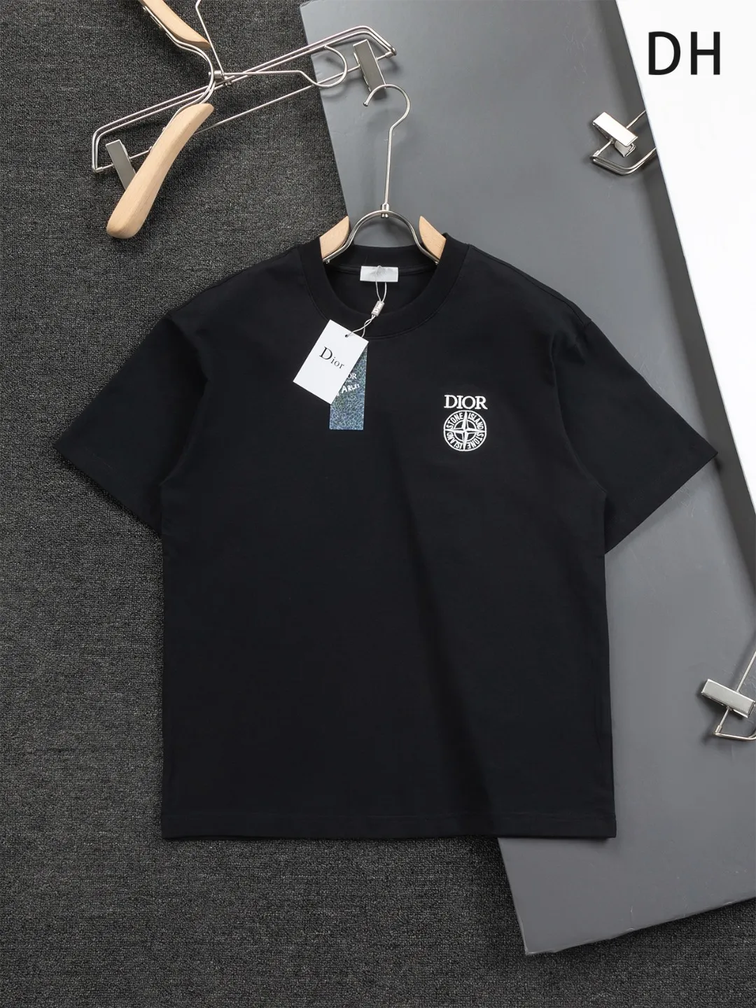 🅿️190 Dior micro wide version CD 25ss new exclusive limited Dior x stone island Dior x stone island joint🪡 embroidery pattern As the leader in the luxury world, the D family is well-deserved. The first thing that catches the eye is the loose and comfortable black and white solid color version of the piece we are going to talk about today. The ribbed round collar has become the best modification of its version, and the D family has the upper body LOGO listed on the front, and the unique embroidery design of the letter logo patch highlights the texture! The most traditional modification method combined with the simplest color scale contrast forms the strongest and direct contrast, and this is often the most concise and clear minimalist modification method~~A nostalgic classic atmosphere also spreads in this work inadvertently! ! Featuring a distinctive 47 logo patch embroidery on the front, a unique tribute to Dior's historic year! Coupled with the blessing of 320 grams of cotton material, both the upper body comfort and the existence are unparalleled. It can be said to be a must-have companion in summer. The excellent breathability and comfortable wearing feeling are unparalleled~ Recommended! ! Color: Black and White Size: S-XL Size chart: S: Shoulder width 55-Bust 56-Length 71.5 M: Shoulder width 56.5-Bust 58-Length 73 L: Shoulder width 58-Bust 60-Length 74.5 XL: Shoulder width 59.5-Bust 62-Length 76