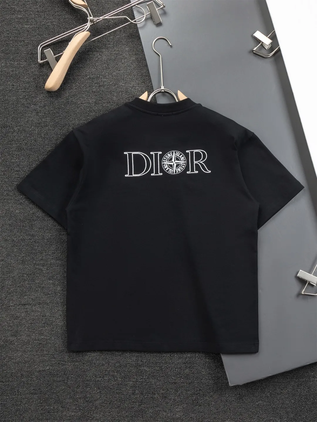 🅿️190 Dior micro wide version CD 25ss new exclusive limited Dior x stone island Dior x stone island joint🪡 embroidery pattern As the leader in the luxury world, the D family is well-deserved. The first thing that catches the eye is the loose and comfortable black and white solid color version of the piece we are going to talk about today. The ribbed round collar has become the best modification of its version, and the D family has the upper body LOGO listed on the front, and the unique embroidery design of the letter logo patch highlights the texture! The most traditional modification method combined with the simplest color scale contrast forms the strongest and direct contrast, and this is often the most concise and clear minimalist modification method~~A nostalgic classic atmosphere also spreads in this work inadvertently! ! Featuring a distinctive 47 logo patch embroidery on the front, a unique tribute to Dior's historic year! Coupled with the blessing of 320 grams of cotton material, both the upper body comfort and the existence are unparalleled. It can be said to be a must-have companion in summer. The excellent breathability and comfortable wearing feeling are unparalleled~ Recommended! ! Color: Black and White Size: S-XL Size chart: S: Shoulder width 55-Bust 56-Length 71.5 M: Shoulder width 56.5-Bust 58-Length 73 L: Shoulder width 58-Bust 60-Length 74.5 XL: Shoulder width 59.5-Bust 62-Length 76