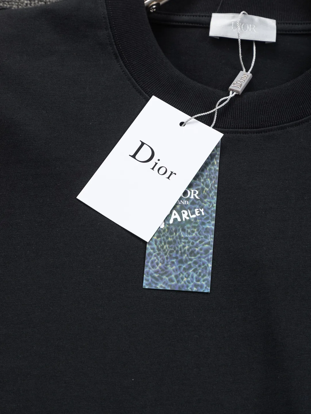 🅿️190 Dior micro wide version CD 25ss new exclusive limited Dior x stone island Dior x stone island joint🪡 embroidery pattern As the leader in the luxury world, the D family is well-deserved. The first thing that catches the eye is the loose and comfortable black and white solid color version of the piece we are going to talk about today. The ribbed round collar has become the best modification of its version, and the D family has the upper body LOGO listed on the front, and the unique embroidery design of the letter logo patch highlights the texture! The most traditional modification method combined with the simplest color scale contrast forms the strongest and direct contrast, and this is often the most concise and clear minimalist modification method~~A nostalgic classic atmosphere also spreads in this work inadvertently! ! Featuring a distinctive 47 logo patch embroidery on the front, a unique tribute to Dior's historic year! Coupled with the blessing of 320 grams of cotton material, both the upper body comfort and the existence are unparalleled. It can be said to be a must-have companion in summer. The excellent breathability and comfortable wearing feeling are unparalleled~ Recommended! ! Color: Black and White Size: S-XL Size chart: S: Shoulder width 55-Bust 56-Length 71.5 M: Shoulder width 56.5-Bust 58-Length 73 L: Shoulder width 58-Bust 60-Length 74.5 XL: Shoulder width 59.5-Bust 62-Length 76