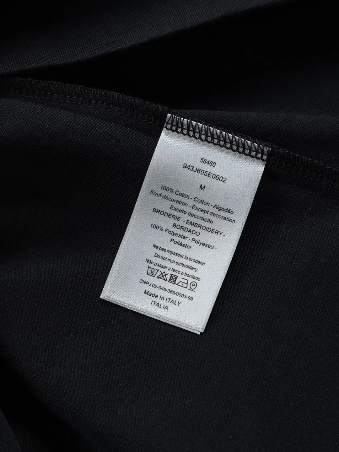 🅿️190 Dior micro wide version CD 25ss new exclusive limited Dior x stone island Dior x stone island joint🪡 embroidery pattern As the leader in the luxury world, the D family is well-deserved. The first thing that catches the eye is the loose and comfortable black and white solid color version of the piece we are going to talk about today. The ribbed round collar has become the best modification of its version, and the D family has the upper body LOGO listed on the front, and the unique embroidery design of the letter logo patch highlights the texture! The most traditional modification method combined with the simplest color scale contrast forms the strongest and direct contrast, and this is often the most concise and clear minimalist modification method~~A nostalgic classic atmosphere also spreads in this work inadvertently! ! Featuring a distinctive 47 logo patch embroidery on the front, a unique tribute to Dior's historic year! Coupled with the blessing of 320 grams of cotton material, both the upper body comfort and the existence are unparalleled. It can be said to be a must-have companion in summer. The excellent breathability and comfortable wearing feeling are unparalleled~ Recommended! ! Color: Black and White Size: S-XL Size chart: S: Shoulder width 55-Bust 56-Length 71.5 M: Shoulder width 56.5-Bust 58-Length 73 L: Shoulder width 58-Bust 60-Length 74.5 XL: Shoulder width 59.5-Bust 62-Length 76