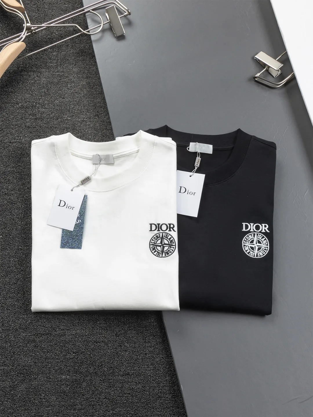 🅿️190 Dior micro wide version CD 25ss new exclusive limited Dior x stone island Dior x stone island joint🪡 embroidery pattern As the leader in the luxury world, the D family is well-deserved. The first thing that catches the eye is the loose and comfortable black and white solid color version of the piece we are going to talk about today. The ribbed round collar has become the best modification of its version, and the D family has the upper body LOGO listed on the front, and the unique embroidery design of the letter logo patch highlights the texture! The most traditional modification method combined with the simplest color scale contrast forms the strongest and direct contrast, and this is often the most concise and clear minimalist modification method~~A nostalgic classic atmosphere also spreads in this work inadvertently! ! Featuring a distinctive 47 logo patch embroidery on the front, a unique tribute to Dior's historic year! Coupled with the blessing of 320 grams of cotton material, both the upper body comfort and the existence are unparalleled. It can be said to be a must-have companion in summer. The excellent breathability and comfortable wearing feeling are unparalleled~ Recommended! ! Color: Black and White Size: S-XL Size chart: S: Shoulder width 55-Bust 56-Length 71.5 M: Shoulder width 56.5-Bust 58-Length 73 L: Shoulder width 58-Bust 60-Length 74.5 XL: Shoulder width 59.5-Bust 62-Length 76