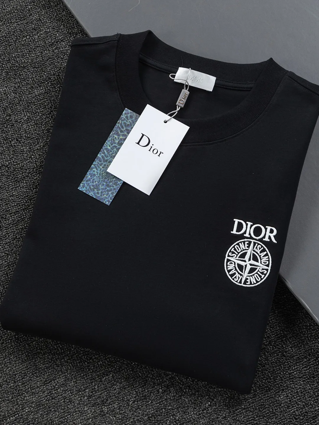 🅿️190 Dior micro wide version CD 25ss new exclusive limited Dior x stone island Dior x stone island joint🪡 embroidery pattern As the leader in the luxury world, the D family is well-deserved. The first thing that catches the eye is the loose and comfortable black and white solid color version of the piece we are going to talk about today. The ribbed round collar has become the best modification of its version, and the D family has the upper body LOGO listed on the front, and the unique embroidery design of the letter logo patch highlights the texture! The most traditional modification method combined with the simplest color scale contrast forms the strongest and direct contrast, and this is often the most concise and clear minimalist modification method~~A nostalgic classic atmosphere also spreads in this work inadvertently! ! Featuring a distinctive 47 logo patch embroidery on the front, a unique tribute to Dior's historic year! Coupled with the blessing of 320 grams of cotton material, both the upper body comfort and the existence are unparalleled. It can be said to be a must-have companion in summer. The excellent breathability and comfortable wearing feeling are unparalleled~ Recommended! ! Color: Black and White Size: S-XL Size chart: S: Shoulder width 55-Bust 56-Length 71.5 M: Shoulder width 56.5-Bust 58-Length 73 L: Shoulder width 58-Bust 60-Length 74.5 XL: Shoulder width 59.5-Bust 62-Length 76