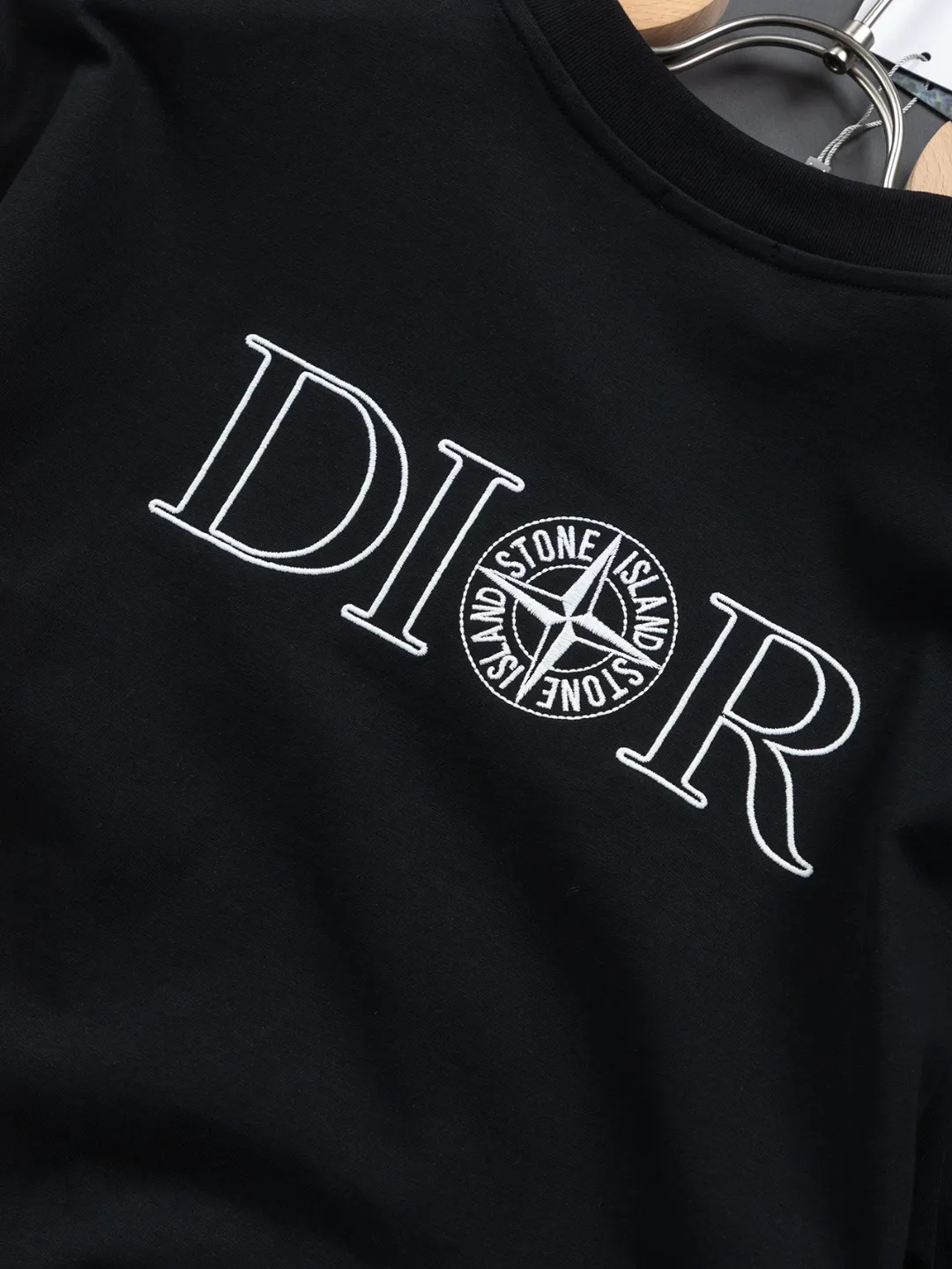 🅿️190 Dior micro wide version CD 25ss new exclusive limited Dior x stone island Dior x stone island joint🪡 embroidery pattern As the leader in the luxury world, the D family is well-deserved. The first thing that catches the eye is the loose and comfortable black and white solid color version of the piece we are going to talk about today. The ribbed round collar has become the best modification of its version, and the D family has the upper body LOGO listed on the front, and the unique embroidery design of the letter logo patch highlights the texture! The most traditional modification method combined with the simplest color scale contrast forms the strongest and direct contrast, and this is often the most concise and clear minimalist modification method~~A nostalgic classic atmosphere also spreads in this work inadvertently! ! Featuring a distinctive 47 logo patch embroidery on the front, a unique tribute to Dior's historic year! Coupled with the blessing of 320 grams of cotton material, both the upper body comfort and the existence are unparalleled. It can be said to be a must-have companion in summer. The excellent breathability and comfortable wearing feeling are unparalleled~ Recommended! ! Color: Black and White Size: S-XL Size chart: S: Shoulder width 55-Bust 56-Length 71.5 M: Shoulder width 56.5-Bust 58-Length 73 L: Shoulder width 58-Bust 60-Length 74.5 XL: Shoulder width 59.5-Bust 62-Length 76