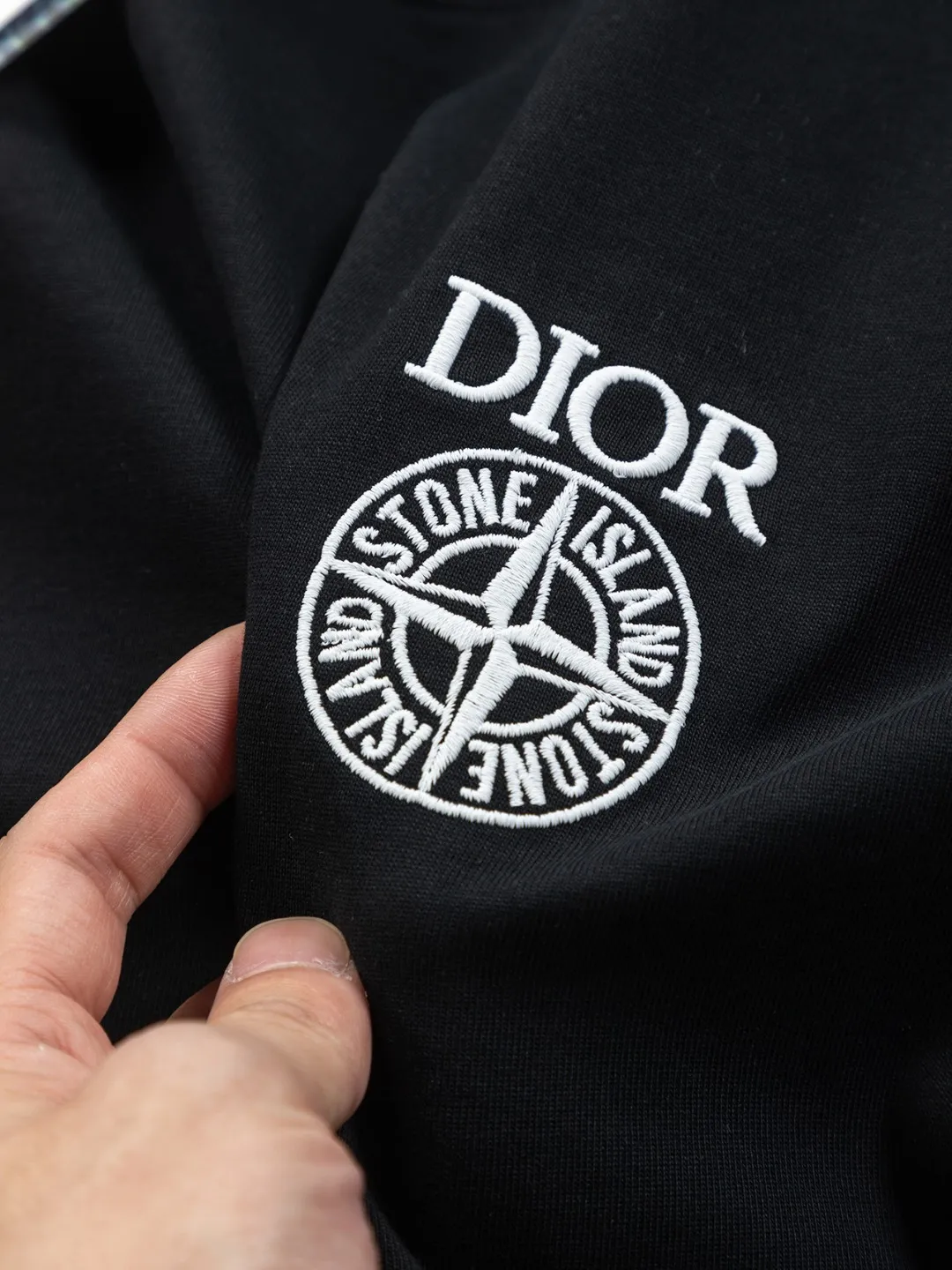🅿️190 Dior micro wide version CD 25ss new exclusive limited Dior x stone island Dior x stone island joint🪡 embroidery pattern As the leader in the luxury world, the D family is well-deserved. The first thing that catches the eye is the loose and comfortable black and white solid color version of the piece we are going to talk about today. The ribbed round collar has become the best modification of its version, and the D family has the upper body LOGO listed on the front, and the unique embroidery design of the letter logo patch highlights the texture! The most traditional modification method combined with the simplest color scale contrast forms the strongest and direct contrast, and this is often the most concise and clear minimalist modification method~~A nostalgic classic atmosphere also spreads in this work inadvertently! ! Featuring a distinctive 47 logo patch embroidery on the front, a unique tribute to Dior's historic year! Coupled with the blessing of 320 grams of cotton material, both the upper body comfort and the existence are unparalleled. It can be said to be a must-have companion in summer. The excellent breathability and comfortable wearing feeling are unparalleled~ Recommended! ! Color: Black and White Size: S-XL Size chart: S: Shoulder width 55-Bust 56-Length 71.5 M: Shoulder width 56.5-Bust 58-Length 73 L: Shoulder width 58-Bust 60-Length 74.5 XL: Shoulder width 59.5-Bust 62-Length 76