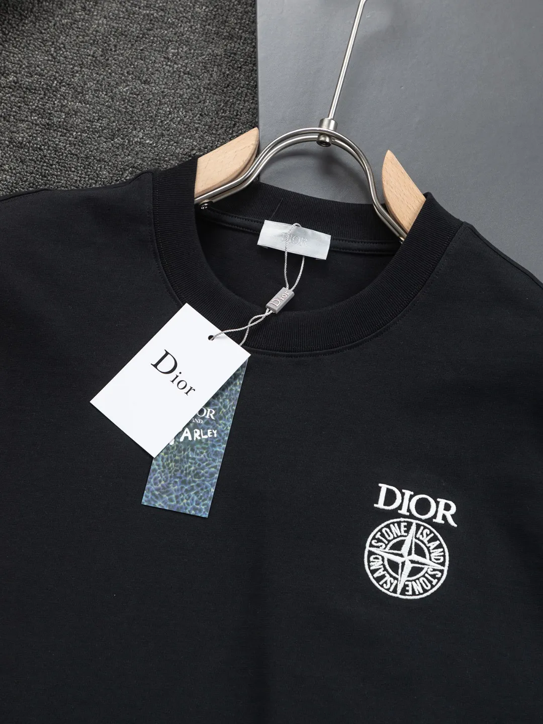 🅿️190 Dior micro wide version CD 25ss new exclusive limited Dior x stone island Dior x stone island joint🪡 embroidery pattern As the leader in the luxury world, the D family is well-deserved. The first thing that catches the eye is the loose and comfortable black and white solid color version of the piece we are going to talk about today. The ribbed round collar has become the best modification of its version, and the D family has the upper body LOGO listed on the front, and the unique embroidery design of the letter logo patch highlights the texture! The most traditional modification method combined with the simplest color scale contrast forms the strongest and direct contrast, and this is often the most concise and clear minimalist modification method~~A nostalgic classic atmosphere also spreads in this work inadvertently! ! Featuring a distinctive 47 logo patch embroidery on the front, a unique tribute to Dior's historic year! Coupled with the blessing of 320 grams of cotton material, both the upper body comfort and the existence are unparalleled. It can be said to be a must-have companion in summer. The excellent breathability and comfortable wearing feeling are unparalleled~ Recommended! ! Color: Black and White Size: S-XL Size chart: S: Shoulder width 55-Bust 56-Length 71.5 M: Shoulder width 56.5-Bust 58-Length 73 L: Shoulder width 58-Bust 60-Length 74.5 XL: Shoulder width 59.5-Bust 62-Length 76