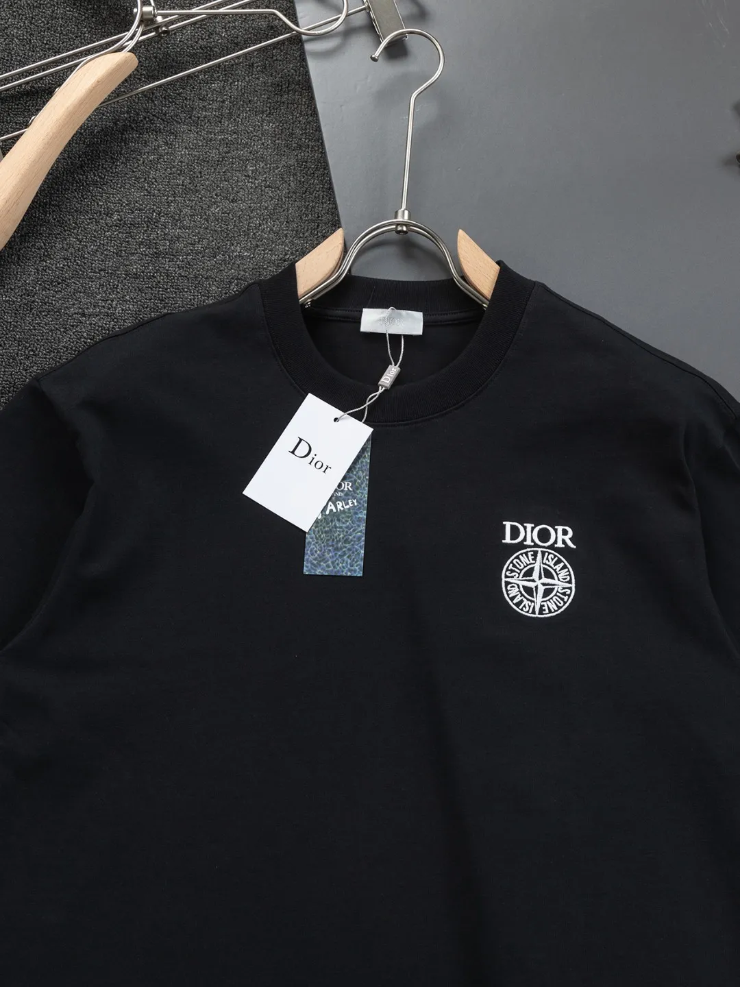 🅿️190 Dior micro wide version CD 25ss new exclusive limited Dior x stone island Dior x stone island joint🪡 embroidery pattern As the leader in the luxury world, the D family is well-deserved. The first thing that catches the eye is the loose and comfortable black and white solid color version of the piece we are going to talk about today. The ribbed round collar has become the best modification of its version, and the D family has the upper body LOGO listed on the front, and the unique embroidery design of the letter logo patch highlights the texture! The most traditional modification method combined with the simplest color scale contrast forms the strongest and direct contrast, and this is often the most concise and clear minimalist modification method~~A nostalgic classic atmosphere also spreads in this work inadvertently! ! Featuring a distinctive 47 logo patch embroidery on the front, a unique tribute to Dior's historic year! Coupled with the blessing of 320 grams of cotton material, both the upper body comfort and the existence are unparalleled. It can be said to be a must-have companion in summer. The excellent breathability and comfortable wearing feeling are unparalleled~ Recommended! ! Color: Black and White Size: S-XL Size chart: S: Shoulder width 55-Bust 56-Length 71.5 M: Shoulder width 56.5-Bust 58-Length 73 L: Shoulder width 58-Bust 60-Length 74.5 XL: Shoulder width 59.5-Bust 62-Length 76