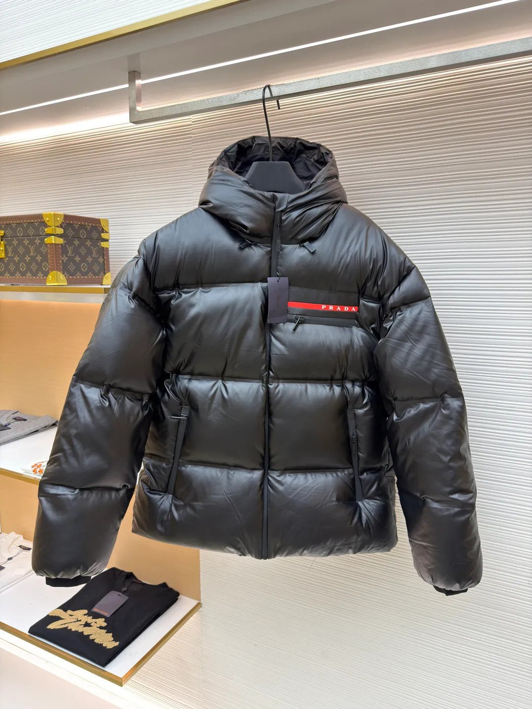 Prada red tape vacuum down jacket ●Original version: purchased and developed at 13899 ●Item number: 1681297-C85 ●Fabric: white goose down fabric ●Technology: mechanical down filling ●Color: black ●Version: fitted version ●Weight: about 1005 grams ●Size: S-M-L-XL-XL-XXL ●Description: Minimalist style down 95 white goose down jacket The fabric is comfortable and stylish! The upper body is super stylish and handsome, and the version is a three-dimensional cutting design. The whole piece has high warmth and good resilience. The upper body is warm and stylish without feeling heavy. It is very practical to wear and does not appear bloated. It can well prevent the cold wind! The warmth factor is extremely high. The overall wiring is straight and delicate, the fabric is comfortable and soft, and the color is consistent without color difference. It can be matched with the same style to create a fashionable look and control various occasions. Customized accessories, complete with three standards, same style for men and women!