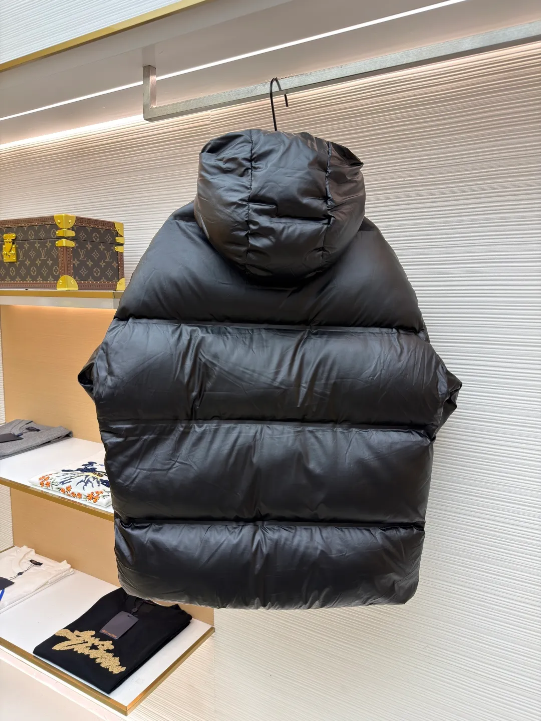 Prada red tape vacuum down jacket ●Original version: purchased and developed at 13899 ●Item number: 1681297-C85 ●Fabric: white goose down fabric ●Technology: mechanical down filling ●Color: black ●Version: fitted version ●Weight: about 1005 grams ●Size: S-M-L-XL-XL-XXL ●Description: Minimalist style down 95 white goose down jacket The fabric is comfortable and stylish! The upper body is super stylish and handsome, and the version is a three-dimensional cutting design. The whole piece has high warmth and good resilience. The upper body is warm and stylish without feeling heavy. It is very practical to wear and does not appear bloated. It can well prevent the cold wind! The warmth factor is extremely high. The overall wiring is straight and delicate, the fabric is comfortable and soft, and the color is consistent without color difference. It can be matched with the same style to create a fashionable look and control various occasions. Customized accessories, complete with three standards, same style for men and women!