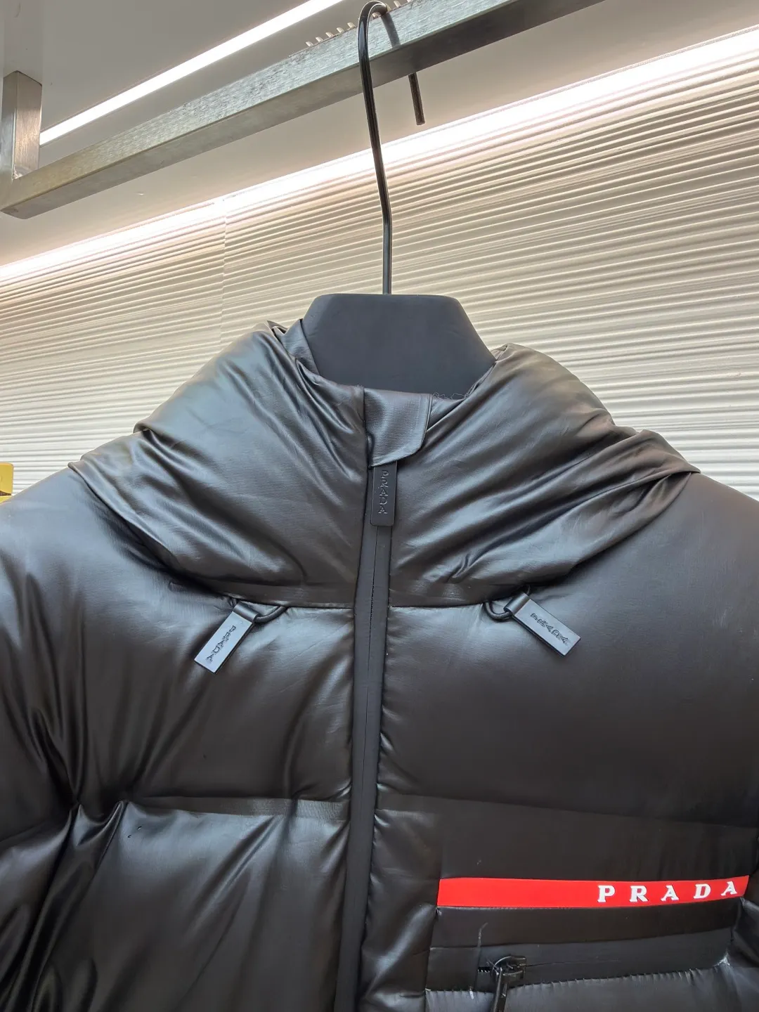 Prada red tape vacuum down jacket ●Original version: purchased and developed at 13899 ●Item number: 1681297-C85 ●Fabric: white goose down fabric ●Technology: mechanical down filling ●Color: black ●Version: fitted version ●Weight: about 1005 grams ●Size: S-M-L-XL-XL-XXL ●Description: Minimalist style down 95 white goose down jacket The fabric is comfortable and stylish! The upper body is super stylish and handsome, and the version is a three-dimensional cutting design. The whole piece has high warmth and good resilience. The upper body is warm and stylish without feeling heavy. It is very practical to wear and does not appear bloated. It can well prevent the cold wind! The warmth factor is extremely high. The overall wiring is straight and delicate, the fabric is comfortable and soft, and the color is consistent without color difference. It can be matched with the same style to create a fashionable look and control various occasions. Customized accessories, complete with three standards, same style for men and women!