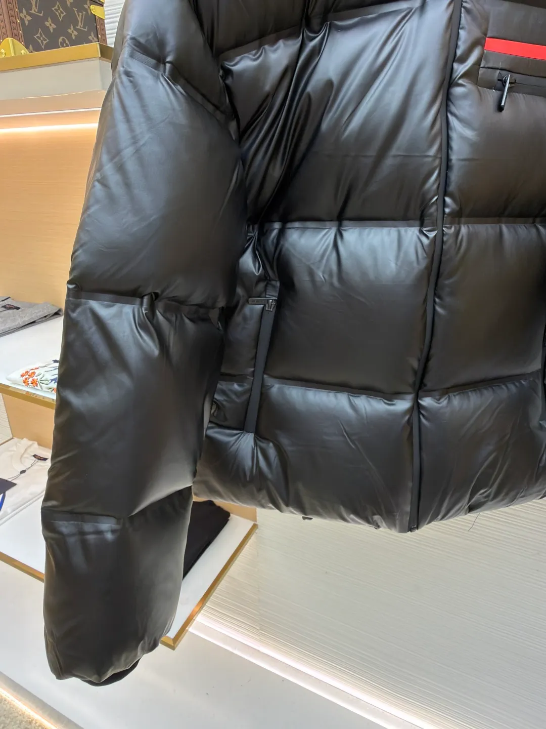 Prada red tape vacuum down jacket ●Original version: purchased and developed at 13899 ●Item number: 1681297-C85 ●Fabric: white goose down fabric ●Technology: mechanical down filling ●Color: black ●Version: fitted version ●Weight: about 1005 grams ●Size: S-M-L-XL-XL-XXL ●Description: Minimalist style down 95 white goose down jacket The fabric is comfortable and stylish! The upper body is super stylish and handsome, and the version is a three-dimensional cutting design. The whole piece has high warmth and good resilience. The upper body is warm and stylish without feeling heavy. It is very practical to wear and does not appear bloated. It can well prevent the cold wind! The warmth factor is extremely high. The overall wiring is straight and delicate, the fabric is comfortable and soft, and the color is consistent without color difference. It can be matched with the same style to create a fashionable look and control various occasions. Customized accessories, complete with three standards, same style for men and women!