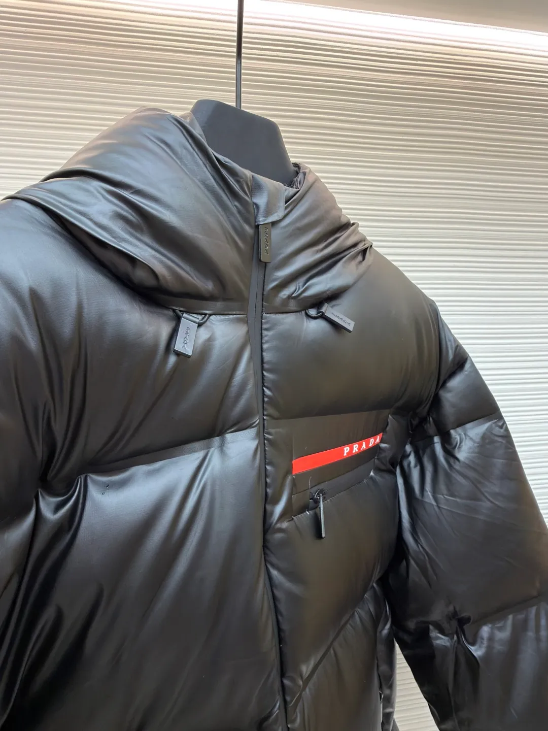 Prada red tape vacuum down jacket ●Original version: purchased and developed at 13899 ●Item number: 1681297-C85 ●Fabric: white goose down fabric ●Technology: mechanical down filling ●Color: black ●Version: fitted version ●Weight: about 1005 grams ●Size: S-M-L-XL-XL-XXL ●Description: Minimalist style down 95 white goose down jacket The fabric is comfortable and stylish! The upper body is super stylish and handsome, and the version is a three-dimensional cutting design. The whole piece has high warmth and good resilience. The upper body is warm and stylish without feeling heavy. It is very practical to wear and does not appear bloated. It can well prevent the cold wind! The warmth factor is extremely high. The overall wiring is straight and delicate, the fabric is comfortable and soft, and the color is consistent without color difference. It can be matched with the same style to create a fashionable look and control various occasions. Customized accessories, complete with three standards, same style for men and women!