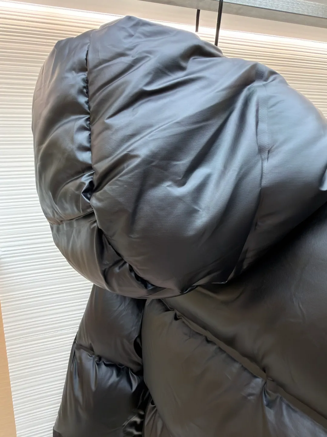 Prada red tape vacuum down jacket ●Original version: purchased and developed at 13899 ●Item number: 1681297-C85 ●Fabric: white goose down fabric ●Technology: mechanical down filling ●Color: black ●Version: fitted version ●Weight: about 1005 grams ●Size: S-M-L-XL-XL-XXL ●Description: Minimalist style down 95 white goose down jacket The fabric is comfortable and stylish! The upper body is super stylish and handsome, and the version is a three-dimensional cutting design. The whole piece has high warmth and good resilience. The upper body is warm and stylish without feeling heavy. It is very practical to wear and does not appear bloated. It can well prevent the cold wind! The warmth factor is extremely high. The overall wiring is straight and delicate, the fabric is comfortable and soft, and the color is consistent without color difference. It can be matched with the same style to create a fashionable look and control various occasions. Customized accessories, complete with three standards, same style for men and women!