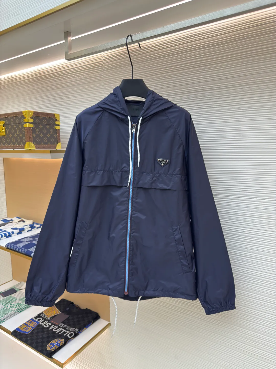 PRADA regenerated nylon jacket ●Authentic product: purchased and developed by 10652 ●Item number: 1680068-B50 ●Fabric: nylon fabric ●Technology: Positioning cutting machine ●Version: fitted version ●Weight: about 265 grams ●Size: 46-48-50-52 ●Description: The brand's iconic regenerated nylon fabric is selected, which has the same performance as traditional nylon, with high strength, tear resistance, wear resistance and other characteristics. It is lightweight and waterproof, suitable for various scenarios. Anti-wrinkle, quick-drying and easy to maintain on a daily basis. Using high-strength professional sewing thread, the stitch spacing is uniform and the standard setting is about 11 stitches every three centimeters. Each stitch is straight and smooth, with no skipped stitches or floating threads. The built-in stitching process ensures that the edges of the rotator cuff link are sharp, flat, and never everted. Patch pocket edges. The inner folding and wrapping process eliminates rough edges and enhances the appearance and firmness. The overall wiring is straight and delicate, the fabric is comfortable and soft, and the color is consistent without color difference. It can be matched with the same style to create a fashionable look and control various occasions. Customized accessories, complete with three standards, same style for men and women!