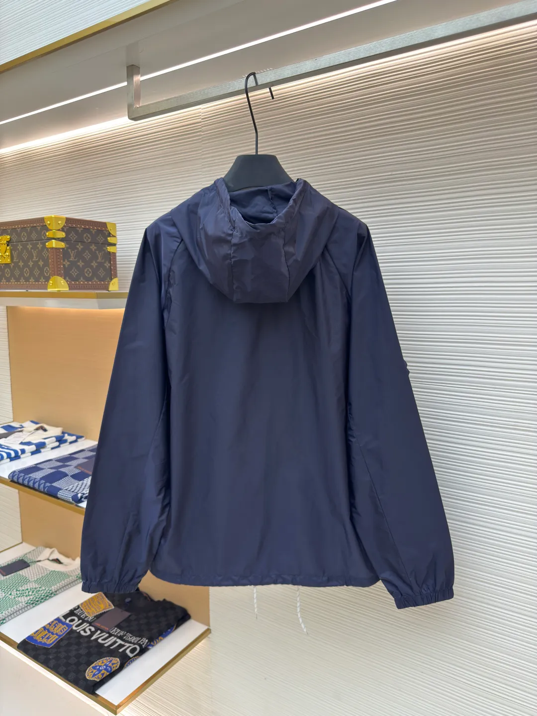 PRADA regenerated nylon jacket ●Authentic product: purchased and developed by 10652 ●Item number: 1680068-B50 ●Fabric: nylon fabric ●Technology: Positioning cutting machine ●Version: fitted version ●Weight: about 265 grams ●Size: 46-48-50-52 ●Description: The brand's iconic regenerated nylon fabric is selected, which has the same performance as traditional nylon, with high strength, tear resistance, wear resistance and other characteristics. It is lightweight and waterproof, suitable for various scenarios. Anti-wrinkle, quick-drying and easy to maintain on a daily basis. Using high-strength professional sewing thread, the stitch spacing is uniform and the standard setting is about 11 stitches every three centimeters. Each stitch is straight and smooth, with no skipped stitches or floating threads. The built-in stitching process ensures that the edges of the rotator cuff link are sharp, flat, and never everted. Patch pocket edges. The inner folding and wrapping process eliminates rough edges and enhances the appearance and firmness. The overall wiring is straight and delicate, the fabric is comfortable and soft, and the color is consistent without color difference. It can be matched with the same style to create a fashionable look and control various occasions. Customized accessories, complete with three standards, same style for men and women!