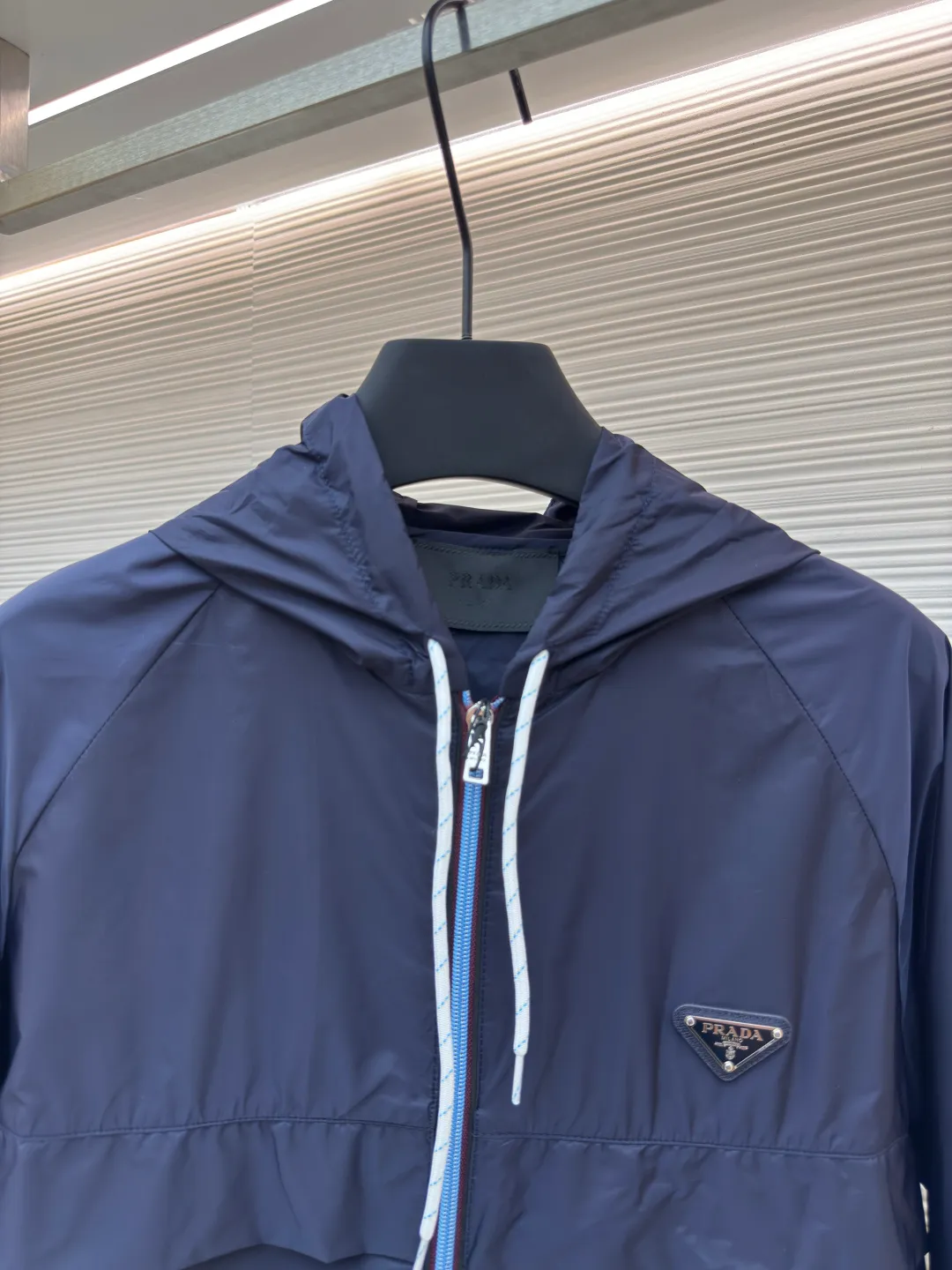 PRADA regenerated nylon jacket ●Authentic product: purchased and developed by 10652 ●Item number: 1680068-B50 ●Fabric: nylon fabric ●Technology: Positioning cutting machine ●Version: fitted version ●Weight: about 265 grams ●Size: 46-48-50-52 ●Description: The brand's iconic regenerated nylon fabric is selected, which has the same performance as traditional nylon, with high strength, tear resistance, wear resistance and other characteristics. It is lightweight and waterproof, suitable for various scenarios. Anti-wrinkle, quick-drying and easy to maintain on a daily basis. Using high-strength professional sewing thread, the stitch spacing is uniform and the standard setting is about 11 stitches every three centimeters. Each stitch is straight and smooth, with no skipped stitches or floating threads. The built-in stitching process ensures that the edges of the rotator cuff link are sharp, flat, and never everted. Patch pocket edges. The inner folding and wrapping process eliminates rough edges and enhances the appearance and firmness. The overall wiring is straight and delicate, the fabric is comfortable and soft, and the color is consistent without color difference. It can be matched with the same style to create a fashionable look and control various occasions. Customized accessories, complete with three standards, same style for men and women!
