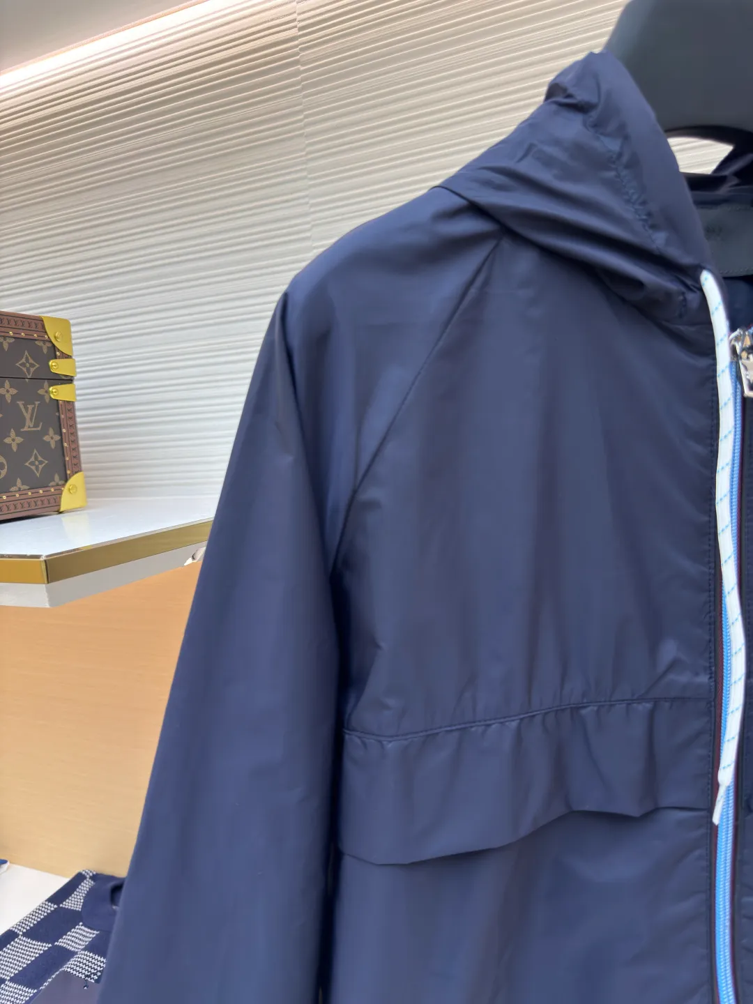 PRADA regenerated nylon jacket ●Authentic product: purchased and developed by 10652 ●Item number: 1680068-B50 ●Fabric: nylon fabric ●Technology: Positioning cutting machine ●Version: fitted version ●Weight: about 265 grams ●Size: 46-48-50-52 ●Description: The brand's iconic regenerated nylon fabric is selected, which has the same performance as traditional nylon, with high strength, tear resistance, wear resistance and other characteristics. It is lightweight and waterproof, suitable for various scenarios. Anti-wrinkle, quick-drying and easy to maintain on a daily basis. Using high-strength professional sewing thread, the stitch spacing is uniform and the standard setting is about 11 stitches every three centimeters. Each stitch is straight and smooth, with no skipped stitches or floating threads. The built-in stitching process ensures that the edges of the rotator cuff link are sharp, flat, and never everted. Patch pocket edges. The inner folding and wrapping process eliminates rough edges and enhances the appearance and firmness. The overall wiring is straight and delicate, the fabric is comfortable and soft, and the color is consistent without color difference. It can be matched with the same style to create a fashionable look and control various occasions. Customized accessories, complete with three standards, same style for men and women!