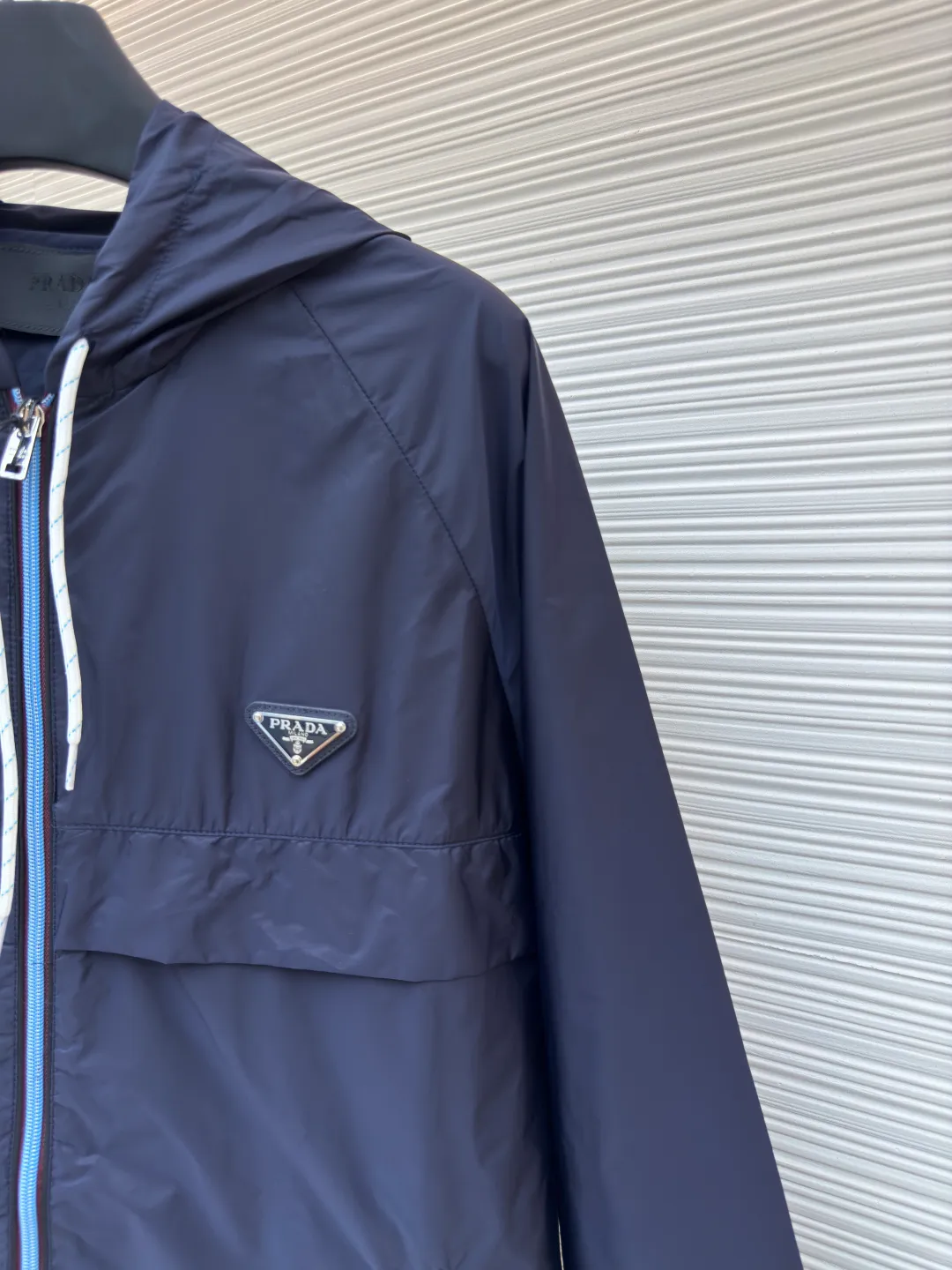 PRADA regenerated nylon jacket ●Authentic product: purchased and developed by 10652 ●Item number: 1680068-B50 ●Fabric: nylon fabric ●Technology: Positioning cutting machine ●Version: fitted version ●Weight: about 265 grams ●Size: 46-48-50-52 ●Description: The brand's iconic regenerated nylon fabric is selected, which has the same performance as traditional nylon, with high strength, tear resistance, wear resistance and other characteristics. It is lightweight and waterproof, suitable for various scenarios. Anti-wrinkle, quick-drying and easy to maintain on a daily basis. Using high-strength professional sewing thread, the stitch spacing is uniform and the standard setting is about 11 stitches every three centimeters. Each stitch is straight and smooth, with no skipped stitches or floating threads. The built-in stitching process ensures that the edges of the rotator cuff link are sharp, flat, and never everted. Patch pocket edges. The inner folding and wrapping process eliminates rough edges and enhances the appearance and firmness. The overall wiring is straight and delicate, the fabric is comfortable and soft, and the color is consistent without color difference. It can be matched with the same style to create a fashionable look and control various occasions. Customized accessories, complete with three standards, same style for men and women!