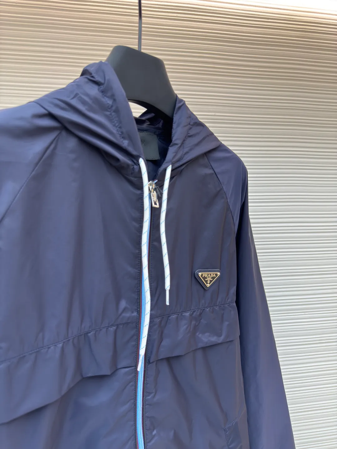 PRADA regenerated nylon jacket ●Authentic product: purchased and developed by 10652 ●Item number: 1680068-B50 ●Fabric: nylon fabric ●Technology: Positioning cutting machine ●Version: fitted version ●Weight: about 265 grams ●Size: 46-48-50-52 ●Description: The brand's iconic regenerated nylon fabric is selected, which has the same performance as traditional nylon, with high strength, tear resistance, wear resistance and other characteristics. It is lightweight and waterproof, suitable for various scenarios. Anti-wrinkle, quick-drying and easy to maintain on a daily basis. Using high-strength professional sewing thread, the stitch spacing is uniform and the standard setting is about 11 stitches every three centimeters. Each stitch is straight and smooth, with no skipped stitches or floating threads. The built-in stitching process ensures that the edges of the rotator cuff link are sharp, flat, and never everted. Patch pocket edges. The inner folding and wrapping process eliminates rough edges and enhances the appearance and firmness. The overall wiring is straight and delicate, the fabric is comfortable and soft, and the color is consistent without color difference. It can be matched with the same style to create a fashionable look and control various occasions. Customized accessories, complete with three standards, same style for men and women!