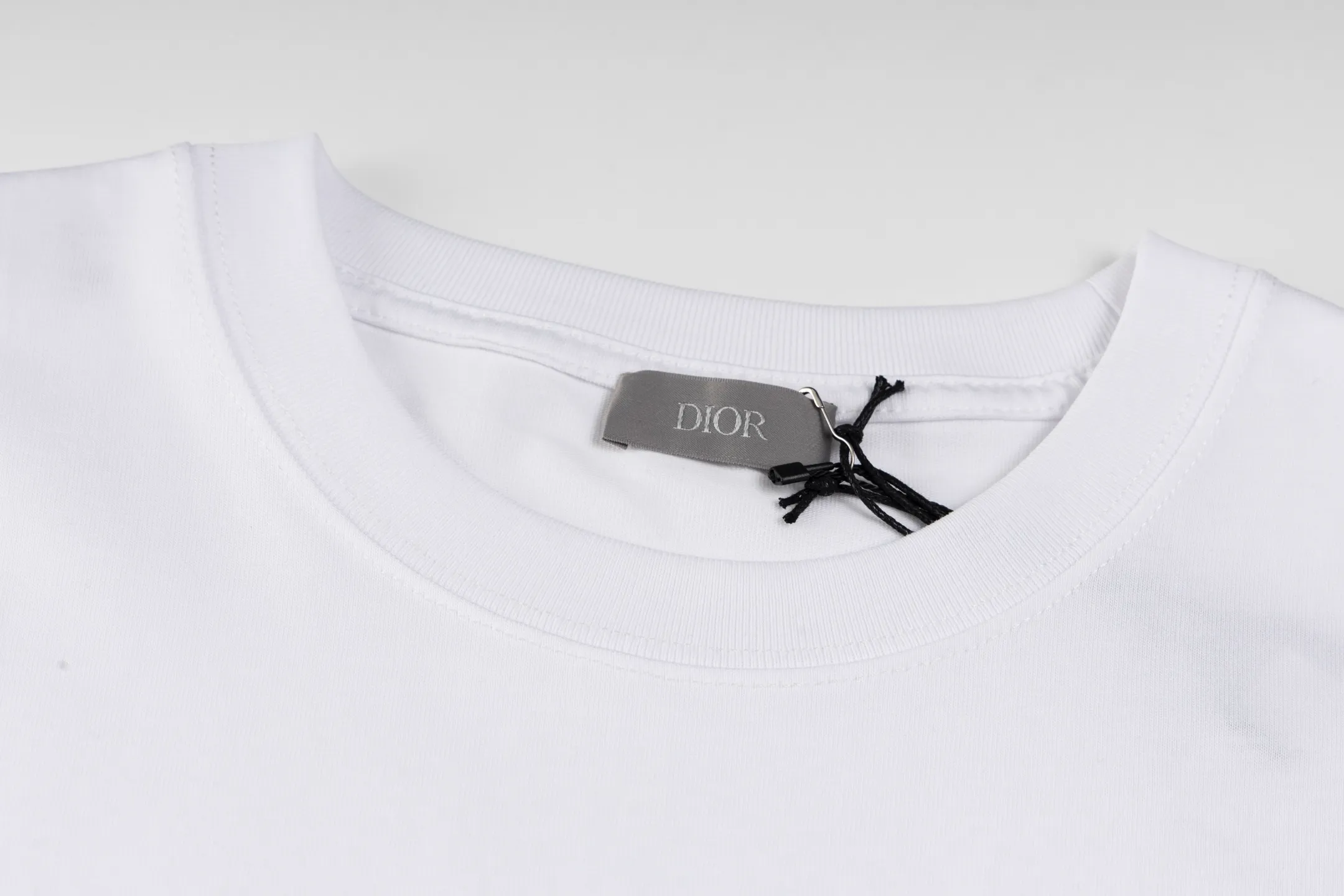 🅿️260 [Exclusive supply] CD Hlton co-branded sun letter embroidered short sleeves (white) The fabric is made of 15S 230g fine cotton plain fabric, and the rib is made of 32S 300g double yarn stretch rib. This T-shirt is a new product of the 2025 autumn men's wear series and comes from the ANDLEWIS HAMILTON limited series. Crafted from cotton jersey, it features a co-branded embroidery on the front that reinterprets the logo in a graphic style. Featuring a sporty silhouette, it can be worn with jeans or track pants. 15S fine cotton plain fabric is a high-quality cotton fabric made of cotton fibers processed by combing process. Compared with ordinary cotton fabrics, its fibers are arranged more neatly and have a higher density. The combing process makes the fabric have better texture and luster, while also improving the softness, comfort and breathability of the fabric. Flat stitch embroidery three-dimensional craft is a special embroidery technique that uses flat stitch to create embroidery with a three-dimensional feel. This process creates a richer three-dimensional effect and layering by precisely controlling the depth and angle of the stitches and increasing the density and length. Size:XS-S-M-L