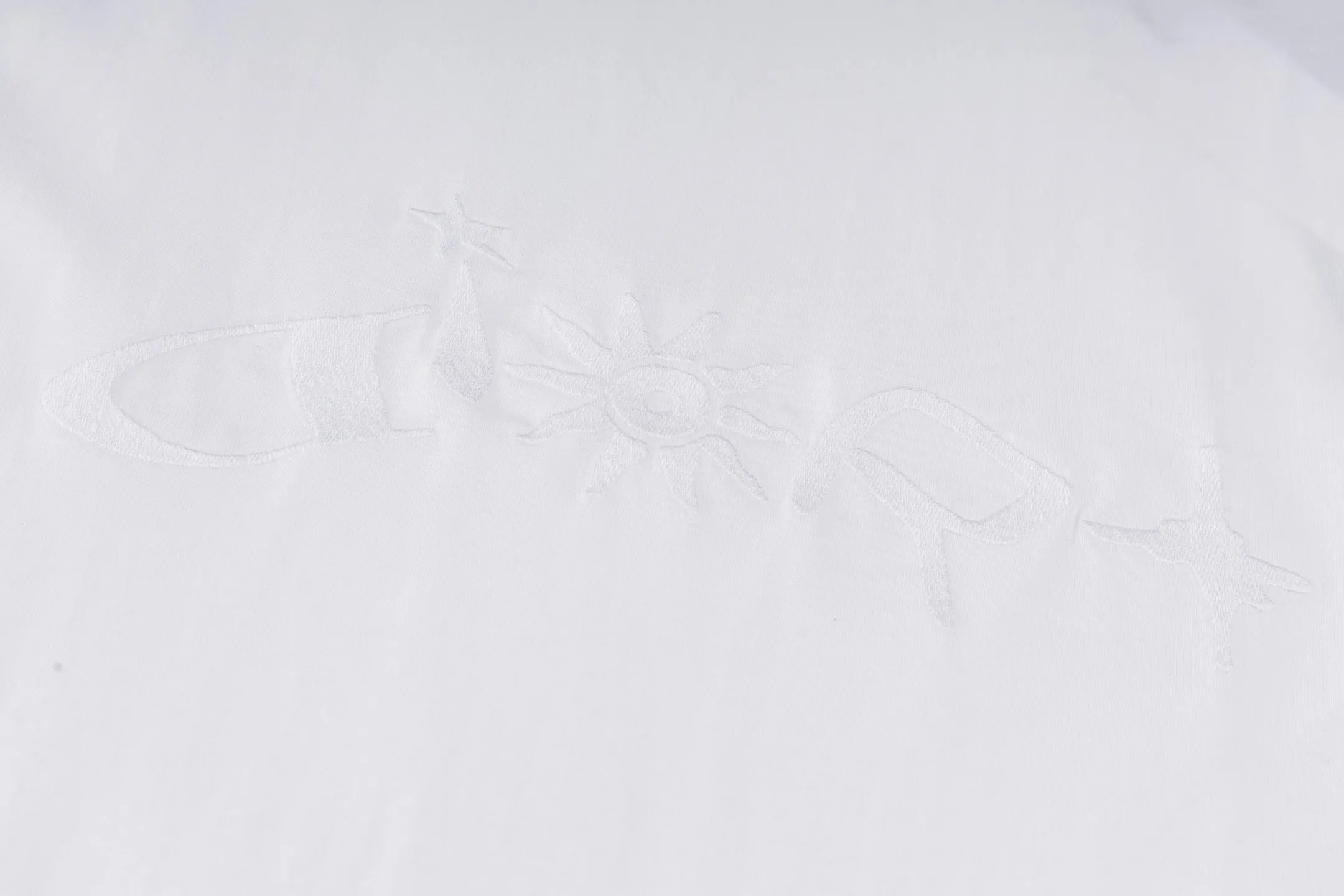 🅿️260 [Exclusive supply] CD Hlton co-branded sun letter embroidered short sleeves (white) The fabric is made of 15S 230g fine cotton plain fabric, and the rib is made of 32S 300g double yarn stretch rib. This T-shirt is a new product of the 2025 autumn men's wear series and comes from the ANDLEWIS HAMILTON limited series. Crafted from cotton jersey, it features a co-branded embroidery on the front that reinterprets the logo in a graphic style. Featuring a sporty silhouette, it can be worn with jeans or track pants. 15S fine cotton plain fabric is a high-quality cotton fabric made of cotton fibers processed by combing process. Compared with ordinary cotton fabrics, its fibers are arranged more neatly and have a higher density. The combing process makes the fabric have better texture and luster, while also improving the softness, comfort and breathability of the fabric. Flat stitch embroidery three-dimensional craft is a special embroidery technique that uses flat stitch to create embroidery with a three-dimensional feel. This process creates a richer three-dimensional effect and layering by precisely controlling the depth and angle of the stitches and increasing the density and length. Size:XS-S-M-L