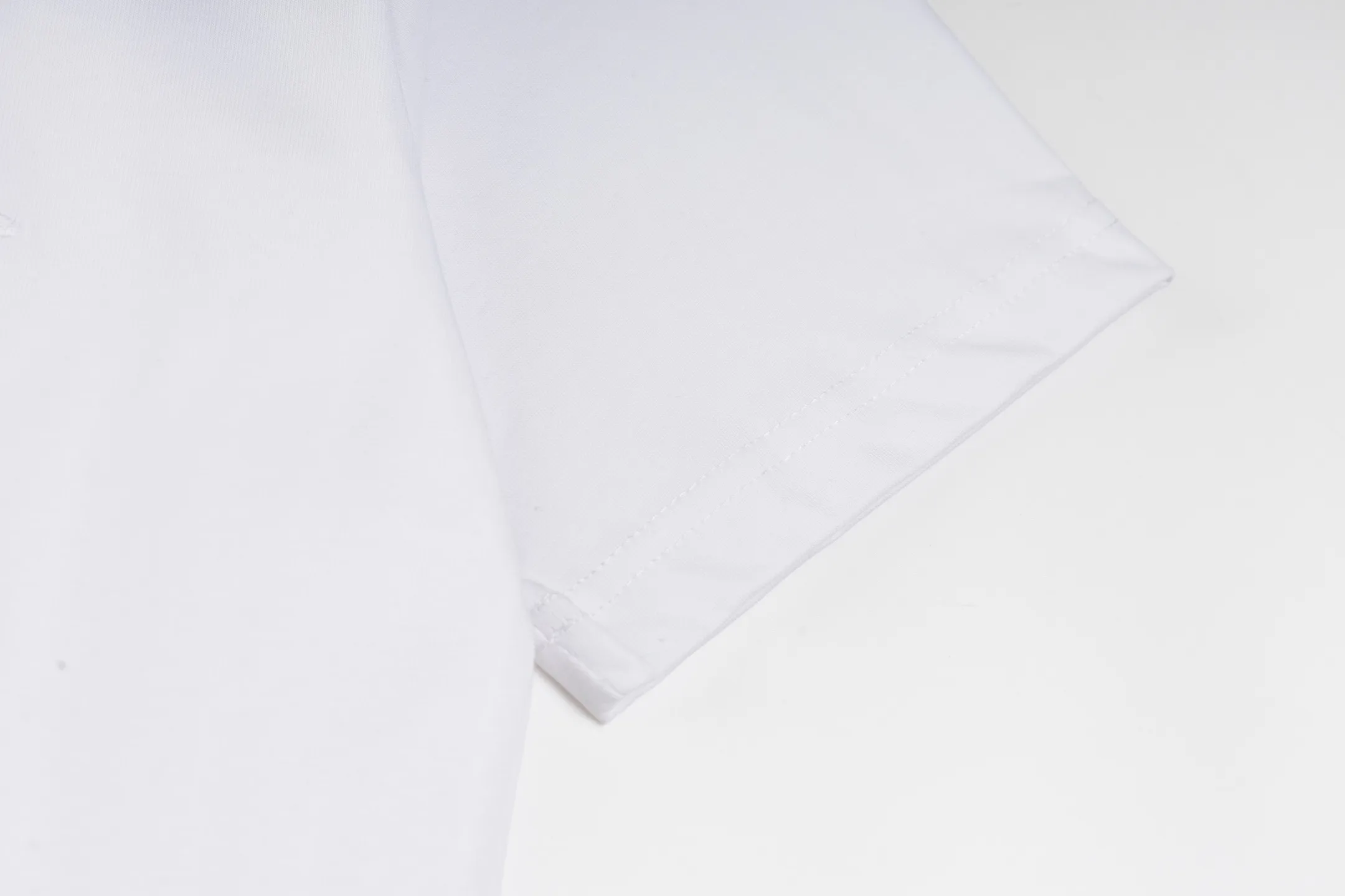 🅿️260 [Exclusive supply] CD Hlton co-branded sun letter embroidered short sleeves (white) The fabric is made of 15S 230g fine cotton plain fabric, and the rib is made of 32S 300g double yarn stretch rib. This T-shirt is a new product of the 2025 autumn men's wear series and comes from the ANDLEWIS HAMILTON limited series. Crafted from cotton jersey, it features a co-branded embroidery on the front that reinterprets the logo in a graphic style. Featuring a sporty silhouette, it can be worn with jeans or track pants. 15S fine cotton plain fabric is a high-quality cotton fabric made of cotton fibers processed by combing process. Compared with ordinary cotton fabrics, its fibers are arranged more neatly and have a higher density. The combing process makes the fabric have better texture and luster, while also improving the softness, comfort and breathability of the fabric. Flat stitch embroidery three-dimensional craft is a special embroidery technique that uses flat stitch to create embroidery with a three-dimensional feel. This process creates a richer three-dimensional effect and layering by precisely controlling the depth and angle of the stitches and increasing the density and length. Size:XS-S-M-L