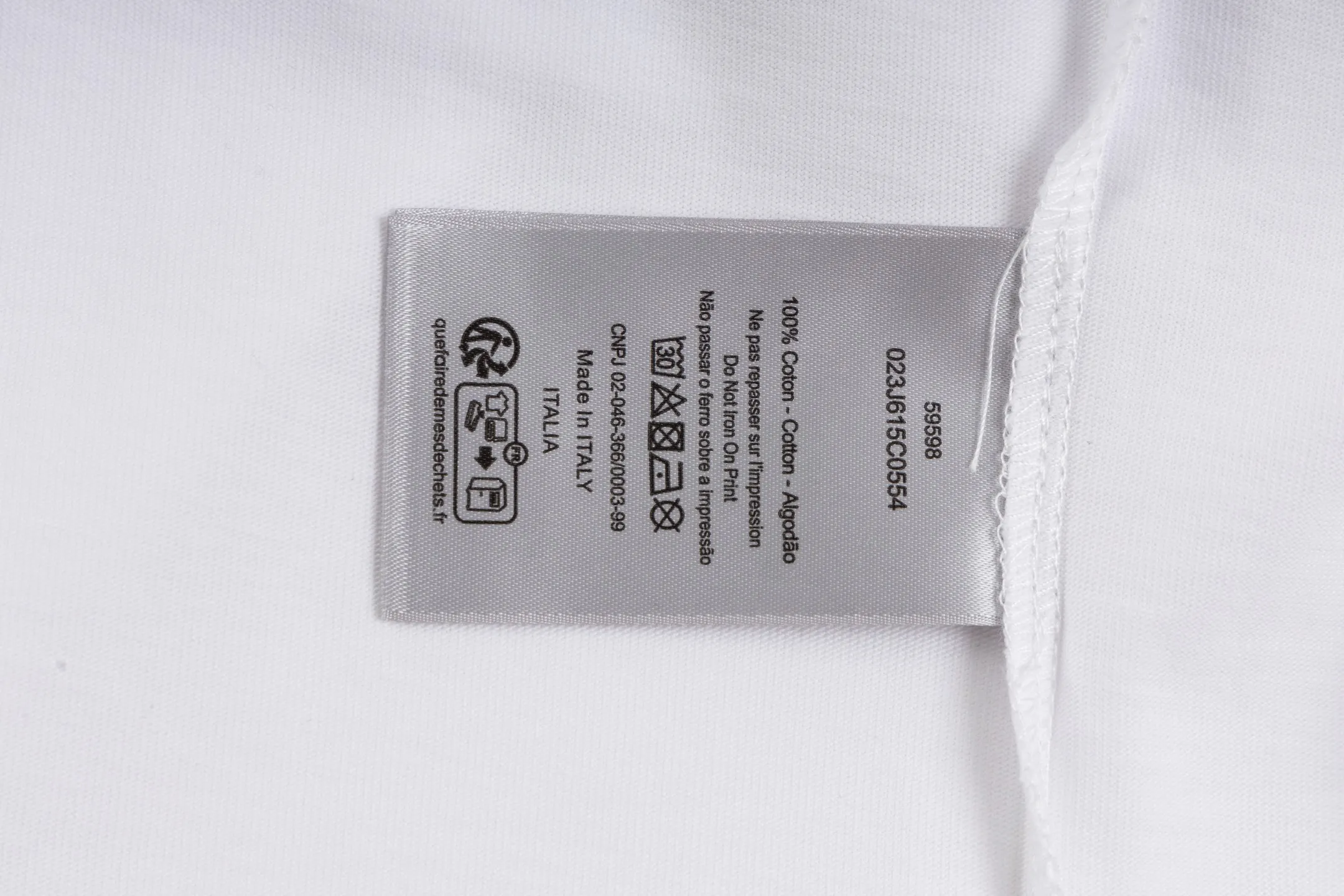 🅿️260 [Exclusive supply] CD Hlton co-branded sun letter embroidered short sleeves (white) The fabric is made of 15S 230g fine cotton plain fabric, and the rib is made of 32S 300g double yarn stretch rib. This T-shirt is a new product of the 2025 autumn men's wear series and comes from the ANDLEWIS HAMILTON limited series. Crafted from cotton jersey, it features a co-branded embroidery on the front that reinterprets the logo in a graphic style. Featuring a sporty silhouette, it can be worn with jeans or track pants. 15S fine cotton plain fabric is a high-quality cotton fabric made of cotton fibers processed by combing process. Compared with ordinary cotton fabrics, its fibers are arranged more neatly and have a higher density. The combing process makes the fabric have better texture and luster, while also improving the softness, comfort and breathability of the fabric. Flat stitch embroidery three-dimensional craft is a special embroidery technique that uses flat stitch to create embroidery with a three-dimensional feel. This process creates a richer three-dimensional effect and layering by precisely controlling the depth and angle of the stitches and increasing the density and length. Size:XS-S-M-L
