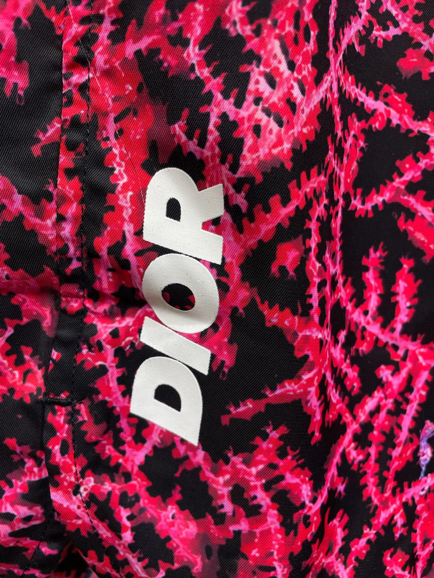 🅿️380 Dior 🌟【Top original order】Spring and summer arc-shaped coral logo beachwear limited series, showing coral patterns, reflecting the magnificent beauty of the seabed in a graphic style. Crafted from black and red mulberry silk twill, it features a vertical ltalic logo on the right leg. Finished with an elastic waistband and side slit pockets, it can be worn with the collection's coordinating pieces for a refined look. All-over black and red coral graphic contrasting ltalic signature elastic waistband on the sides aize: s-xl