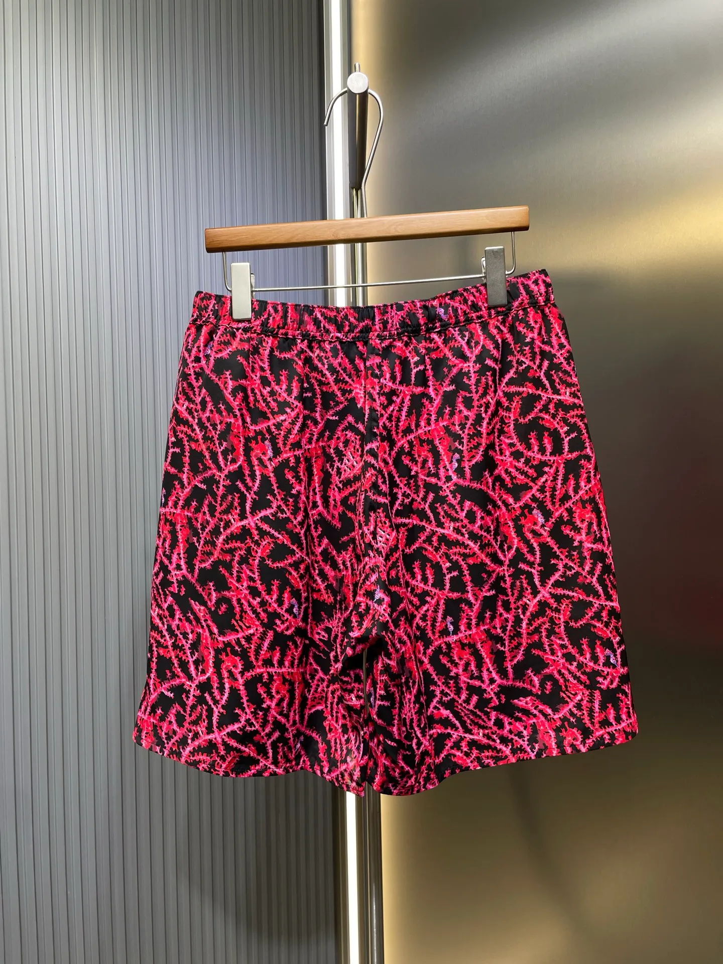 🅿️380 Dior 🌟【Top original order】Spring and summer arc-shaped coral logo beachwear limited series, showing coral patterns, reflecting the magnificent beauty of the seabed in a graphic style. Crafted from black and red mulberry silk twill, it features a vertical ltalic logo on the right leg. Finished with an elastic waistband and side slit pockets, it can be worn with the collection's coordinating pieces for a refined look. All-over black and red coral graphic contrasting ltalic signature elastic waistband on the sides aize: s-xl