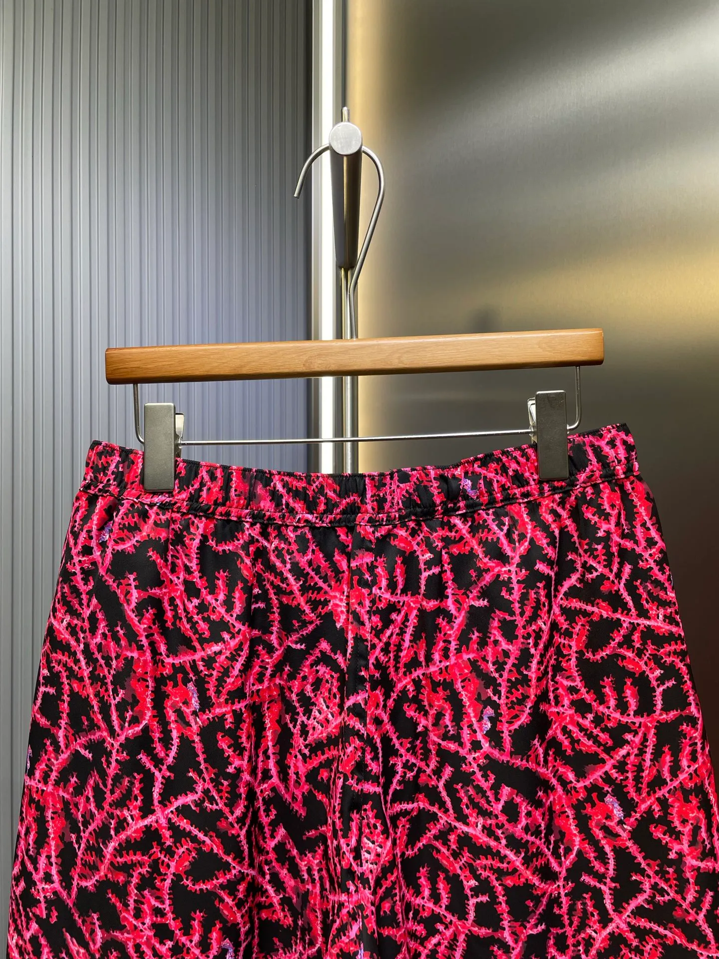 🅿️380 Dior 🌟【Top original order】Spring and summer arc-shaped coral logo beachwear limited series, showing coral patterns, reflecting the magnificent beauty of the seabed in a graphic style. Crafted from black and red mulberry silk twill, it features a vertical ltalic logo on the right leg. Finished with an elastic waistband and side slit pockets, it can be worn with the collection's coordinating pieces for a refined look. All-over black and red coral graphic contrasting ltalic signature elastic waistband on the sides aize: s-xl