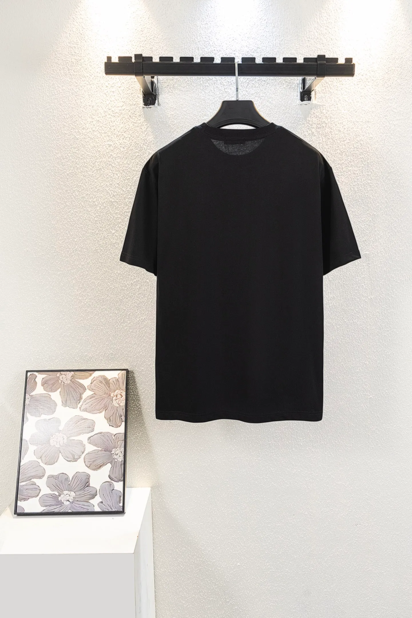 🅿️160 style number k8063 white background embroidery DIOR Dior Year of the Snake Apple‼ ️Short-sleeved T-shirt® is the same as the official website *Customized 280g cotton fabric, soft, skin-friendly and comfortable *Embroidered Year of the Snake letter logo on the front *A very simple and elegant one that is unparalleled in terms of upper body comfort, interpreting your luxury and taste, and creating your fashionable style and charm. ⚠️Washing method: It is recommended to dry clean or wrap the reverse side in a laundry bag and machine wash it quickly in cold water and let it dry naturally! ⚠️Same style for men and women 𝐂𝐎𝐋𝐎𝐔𝐑: white black 𝐒𝐈𝐙𝐄 XS S M L