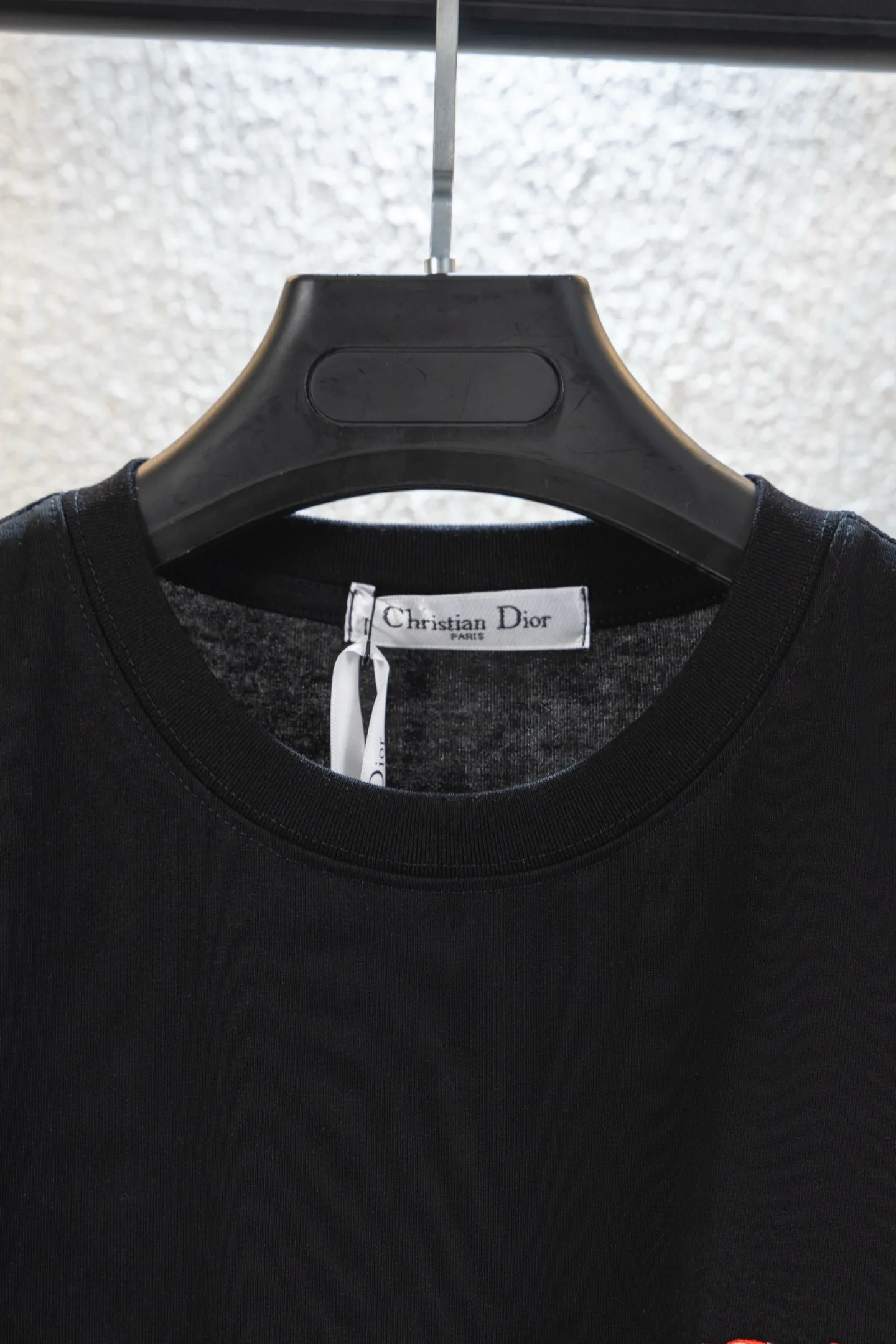🅿️160 style number k8063 white background embroidery DIOR Dior Year of the Snake Apple‼ ️Short-sleeved T-shirt® is the same as the official website *Customized 280g cotton fabric, soft, skin-friendly and comfortable *Embroidered Year of the Snake letter logo on the front *A very simple and elegant one that is unparalleled in terms of upper body comfort, interpreting your luxury and taste, and creating your fashionable style and charm. ⚠️Washing method: It is recommended to dry clean or wrap the reverse side in a laundry bag and machine wash it quickly in cold water and let it dry naturally! ⚠️Same style for men and women 𝐂𝐎𝐋𝐎𝐔𝐑: white black 𝐒𝐈𝐙𝐄 XS S M L