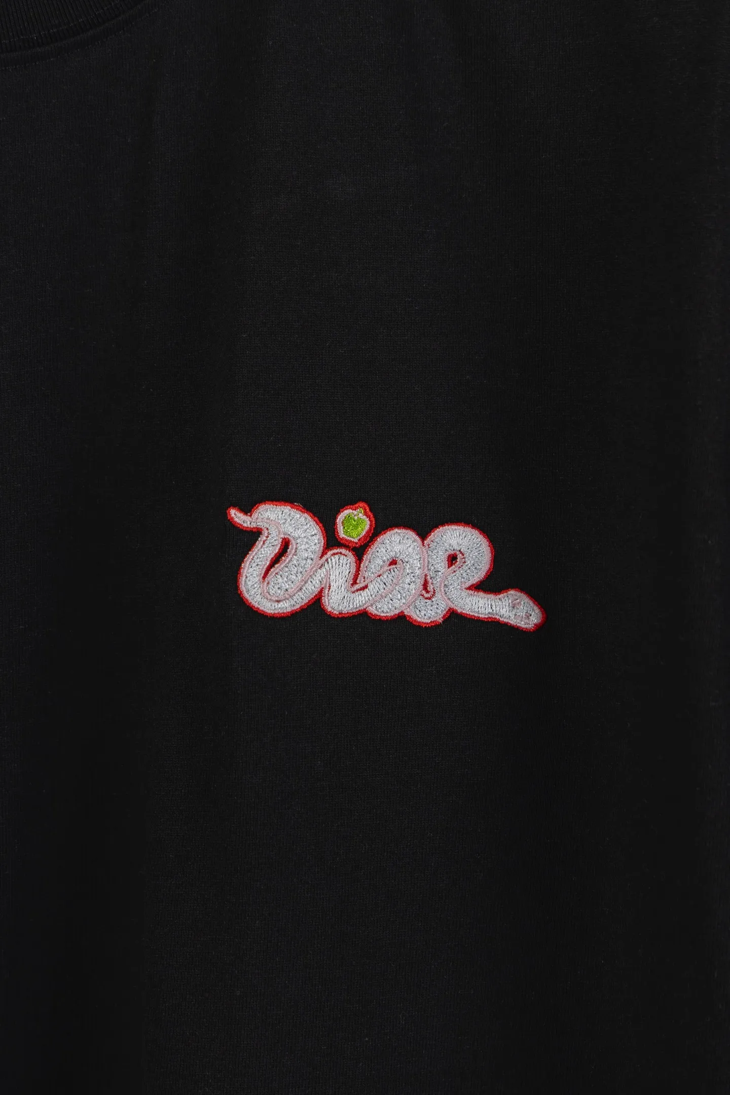 🅿️160 style number k8063 white background embroidery DIOR Dior Year of the Snake Apple‼ ️Short-sleeved T-shirt® is the same as the official website *Customized 280g cotton fabric, soft, skin-friendly and comfortable *Embroidered Year of the Snake letter logo on the front *A very simple and elegant one that is unparalleled in terms of upper body comfort, interpreting your luxury and taste, and creating your fashionable style and charm. ⚠️Washing method: It is recommended to dry clean or wrap the reverse side in a laundry bag and machine wash it quickly in cold water and let it dry naturally! ⚠️Same style for men and women 𝐂𝐎𝐋𝐎𝐔𝐑: white black 𝐒𝐈𝐙𝐄 XS S M L