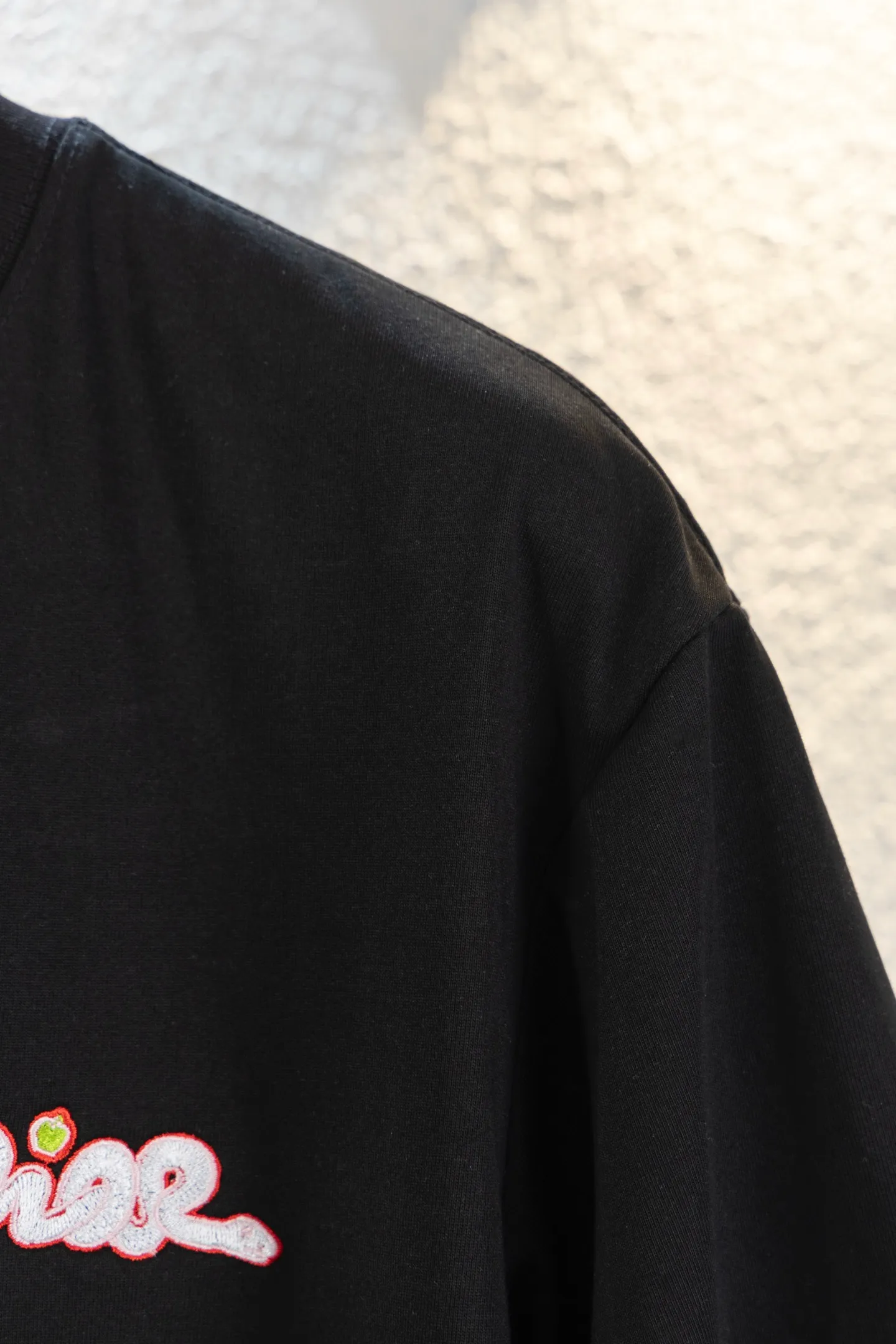 🅿️160 style number k8063 white background embroidery DIOR Dior Year of the Snake Apple‼ ️Short-sleeved T-shirt® is the same as the official website *Customized 280g cotton fabric, soft, skin-friendly and comfortable *Embroidered Year of the Snake letter logo on the front *A very simple and elegant one that is unparalleled in terms of upper body comfort, interpreting your luxury and taste, and creating your fashionable style and charm. ⚠️Washing method: It is recommended to dry clean or wrap the reverse side in a laundry bag and machine wash it quickly in cold water and let it dry naturally! ⚠️Same style for men and women 𝐂𝐎𝐋𝐎𝐔𝐑: white black 𝐒𝐈𝐙𝐄 XS S M L