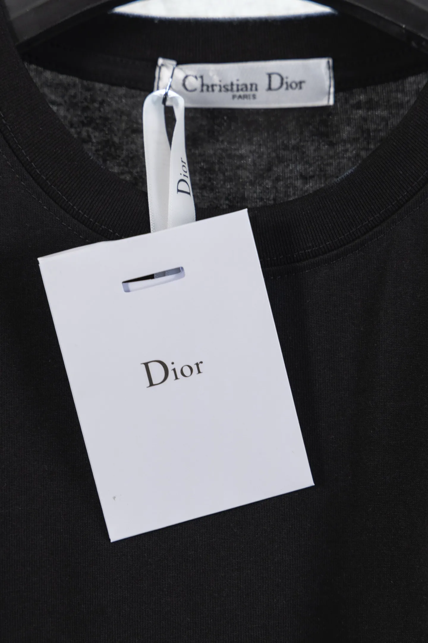 🅿️160 style number k8063 white background embroidery DIOR Dior Year of the Snake Apple‼ ️Short-sleeved T-shirt® is the same as the official website *Customized 280g cotton fabric, soft, skin-friendly and comfortable *Embroidered Year of the Snake letter logo on the front *A very simple and elegant one that is unparalleled in terms of upper body comfort, interpreting your luxury and taste, and creating your fashionable style and charm. ⚠️Washing method: It is recommended to dry clean or wrap the reverse side in a laundry bag and machine wash it quickly in cold water and let it dry naturally! ⚠️Same style for men and women 𝐂𝐎𝐋𝐎𝐔𝐑: white black 𝐒𝐈𝐙𝐄 XS S M L