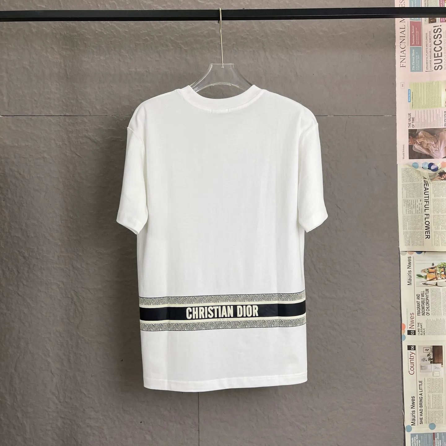 🅿️190 /A89 DIOR Dior fabric upgrade, using 300 full grams of fabric, patch embroidery, suede foam printing on the back panel, high-end craftsmanship, exclusive for new models, same style for men and women, casual loose fit short sleeves, high-end customization, high version, fashionable and versatile, imported fabrics, super soft and delicate feel, skin-friendly and comfortable to wear, high-end boutique High-temperature washing process to ensure that it does not deform or shrink. It is a comfortable and beautiful piece for summer wear! A must-have item for beauty and age reduction! The surface is super fine and smooth, uniform, delicate and soft. It is comfortable to wear and can easily create a cool summer feel. It is easy to hold the upper body and become the focus of the street in minutes. Color: Black and White Size: S-XL