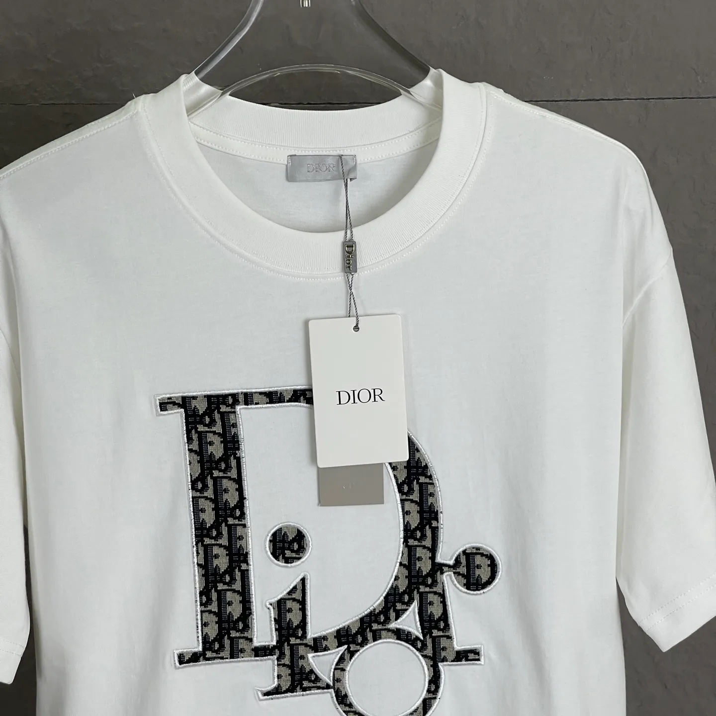 🅿️190 /A89 DIOR Dior fabric upgrade, using 300 full grams of fabric, patch embroidery, suede foam printing on the back panel, high-end craftsmanship, exclusive for new models, same style for men and women, casual loose fit short sleeves, high-end customization, high version, fashionable and versatile, imported fabrics, super soft and delicate feel, skin-friendly and comfortable to wear, high-end boutique High-temperature washing process to ensure that it does not deform or shrink. It is a comfortable and beautiful piece for summer wear! A must-have item for beauty and age reduction! The surface is super fine and smooth, uniform, delicate and soft. It is comfortable to wear and can easily create a cool summer feel. It is easy to hold the upper body and become the focus of the street in minutes. Color: Black and White Size: S-XL