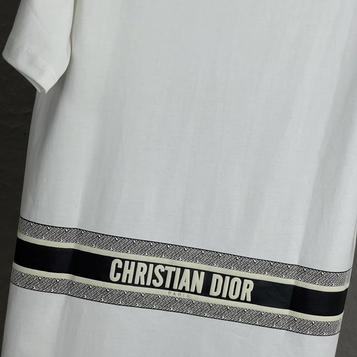 🅿️190 /A89 DIOR Dior fabric upgrade, using 300 full grams of fabric, patch embroidery, suede foam printing on the back panel, high-end craftsmanship, exclusive for new models, same style for men and women, casual loose fit short sleeves, high-end customization, high version, fashionable and versatile, imported fabrics, super soft and delicate feel, skin-friendly and comfortable to wear, high-end boutique High-temperature washing process to ensure that it does not deform or shrink. It is a comfortable and beautiful piece for summer wear! A must-have item for beauty and age reduction! The surface is super fine and smooth, uniform, delicate and soft. It is comfortable to wear and can easily create a cool summer feel. It is easy to hold the upper body and become the focus of the street in minutes. Color: Black and White Size: S-XL