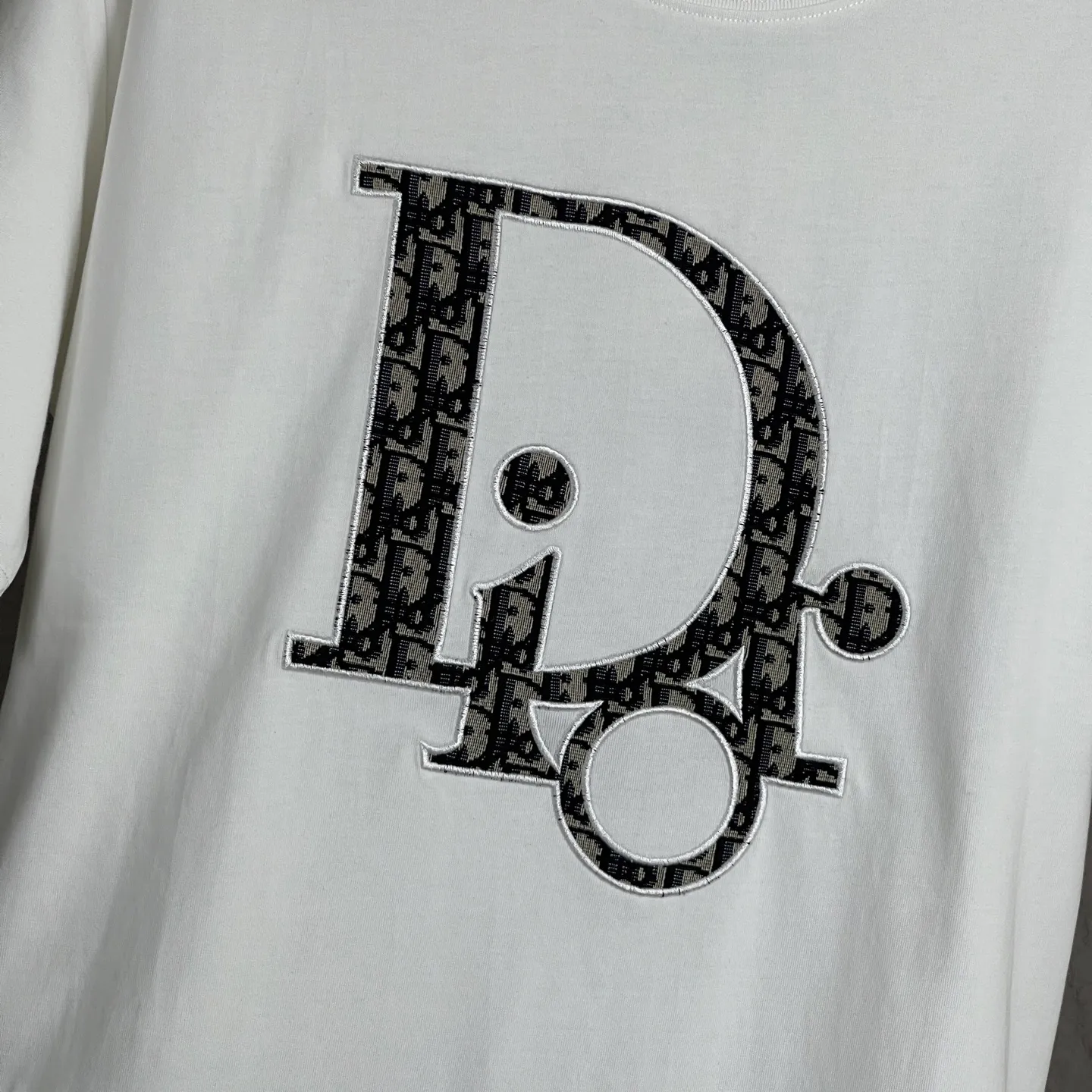 🅿️190 /A89 DIOR Dior fabric upgrade, using 300 full grams of fabric, patch embroidery, suede foam printing on the back panel, high-end craftsmanship, exclusive for new models, same style for men and women, casual loose fit short sleeves, high-end customization, high version, fashionable and versatile, imported fabrics, super soft and delicate feel, skin-friendly and comfortable to wear, high-end boutique High-temperature washing process to ensure that it does not deform or shrink. It is a comfortable and beautiful piece for summer wear! A must-have item for beauty and age reduction! The surface is super fine and smooth, uniform, delicate and soft. It is comfortable to wear and can easily create a cool summer feel. It is easy to hold the upper body and become the focus of the street in minutes. Color: Black and White Size: S-XL