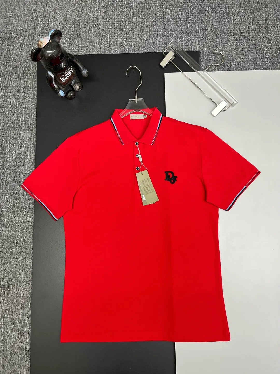 🅿️220 DIOR Dior embroidered new zipper Polo shirt. Original fabric. Official same style. Made of 210 grams of mercerized pique cotton, customized in the same vat dyeing fabric. It feels very comfortable and smooth. The version is quite wide and stylish. Produced by a first-line brand OEM factory. Imported Behringer embroidery machine. The embroidery is full and textured. The collar rib is woven with imported yarn. It will not deform after long-term wear. The latest style for spring and summer. Fashionable and individual. Super versatile and good-looking. It is very suitable for both men and women. It is a must-have item. Color: black, white, red. Size: M-XXXL