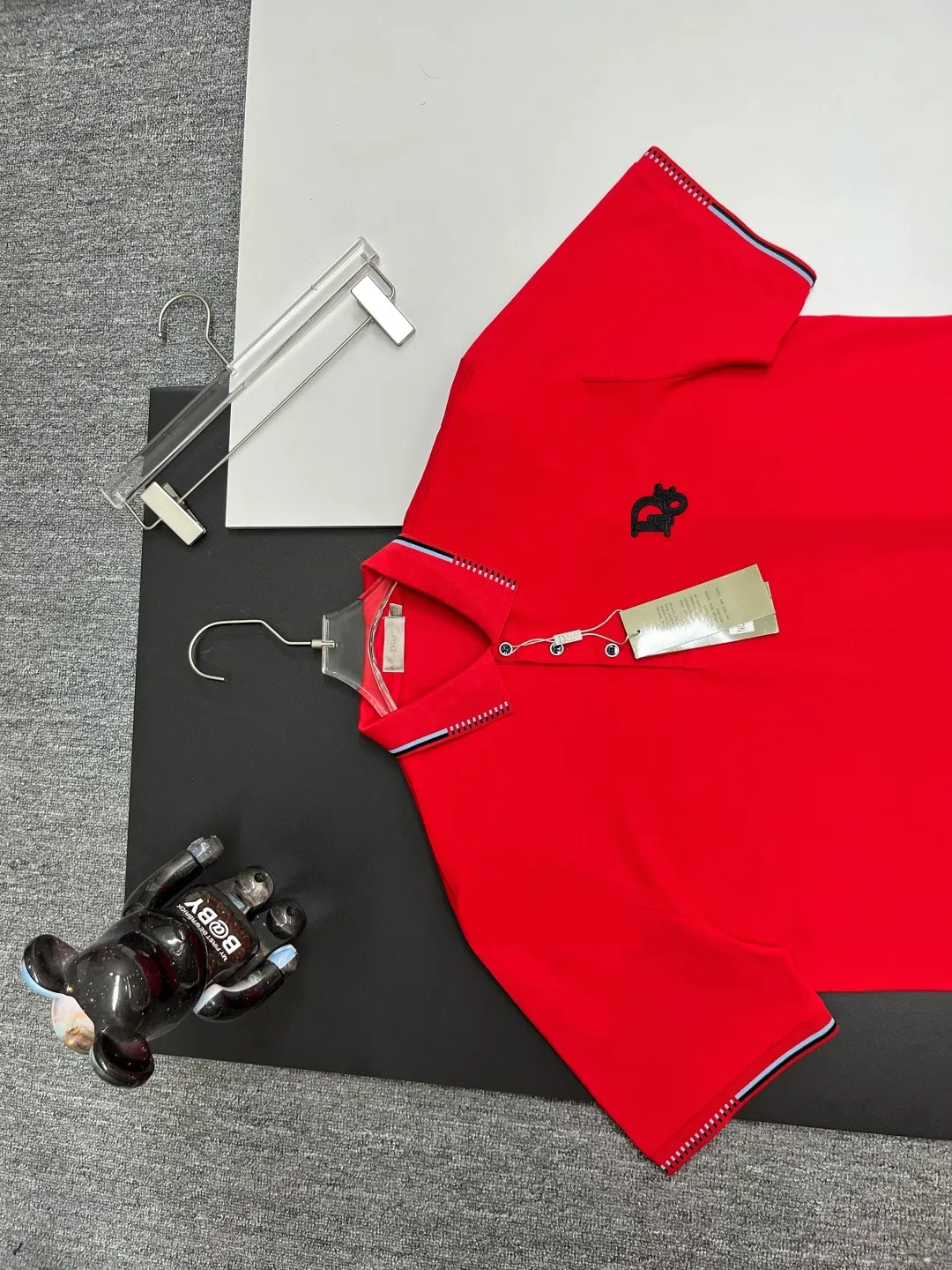 🅿️220 DIOR Dior embroidered new zipper Polo shirt. Original fabric. Official same style. Made of 210 grams of mercerized pique cotton, customized in the same vat dyeing fabric. It feels very comfortable and smooth. The version is quite wide and stylish. Produced by a first-line brand OEM factory. Imported Behringer embroidery machine. The embroidery is full and textured. The collar rib is woven with imported yarn. It will not deform after long-term wear. The latest style for spring and summer. Fashionable and individual. Super versatile and good-looking. It is very suitable for both men and women. It is a must-have item. Color: black, white, red. Size: M-XXXL