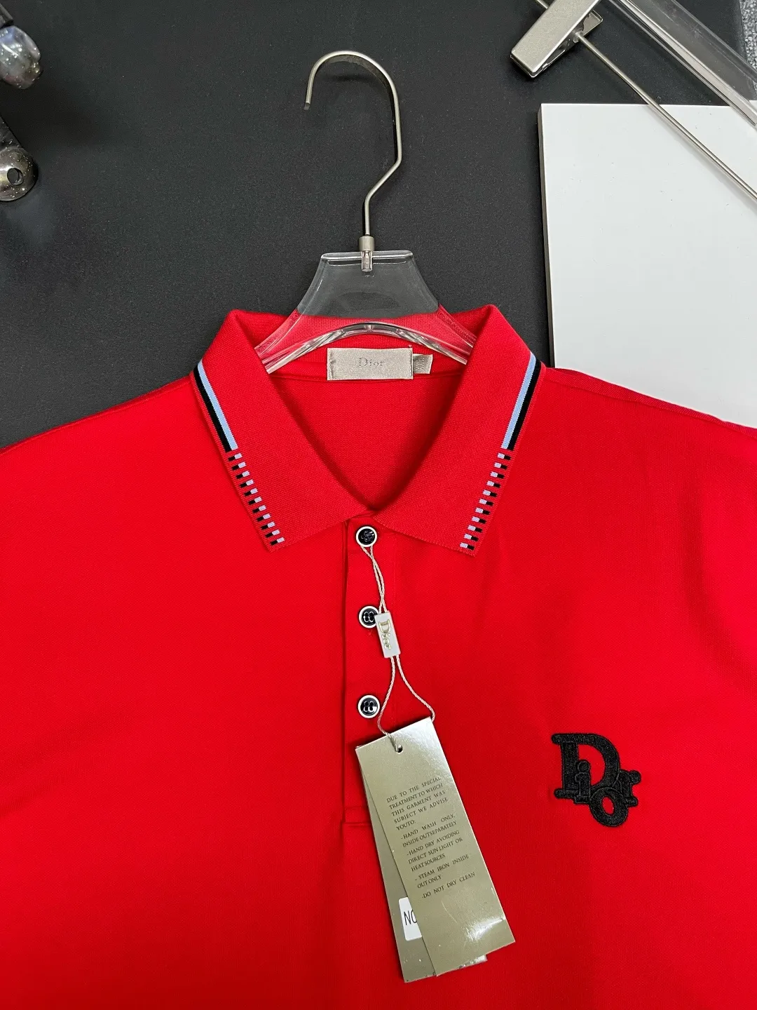 🅿️220 DIOR Dior embroidered new zipper Polo shirt. Original fabric. Official same style. Made of 210 grams of mercerized pique cotton, customized in the same vat dyeing fabric. It feels very comfortable and smooth. The version is quite wide and stylish. Produced by a first-line brand OEM factory. Imported Behringer embroidery machine. The embroidery is full and textured. The collar rib is woven with imported yarn. It will not deform after long-term wear. The latest style for spring and summer. Fashionable and individual. Super versatile and good-looking. It is very suitable for both men and women. It is a must-have item. Color: black, white, red. Size: M-XXXL