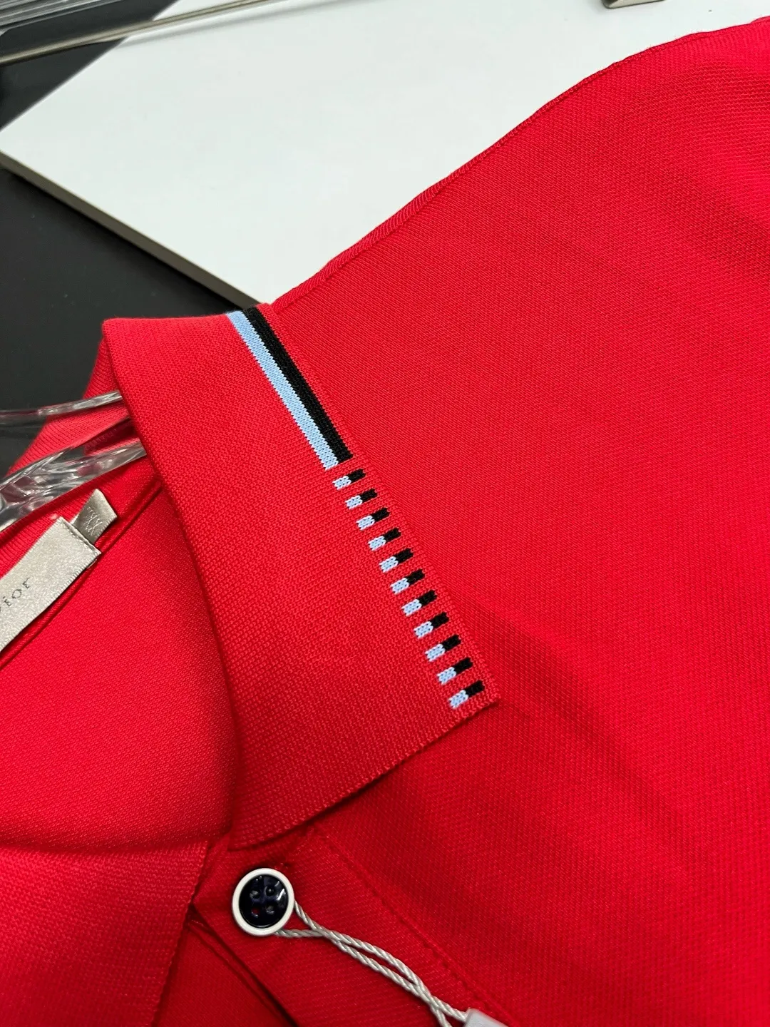 🅿️220 DIOR Dior embroidered new zipper Polo shirt. Original fabric. Official same style. Made of 210 grams of mercerized pique cotton, customized in the same vat dyeing fabric. It feels very comfortable and smooth. The version is quite wide and stylish. Produced by a first-line brand OEM factory. Imported Behringer embroidery machine. The embroidery is full and textured. The collar rib is woven with imported yarn. It will not deform after long-term wear. The latest style for spring and summer. Fashionable and individual. Super versatile and good-looking. It is very suitable for both men and women. It is a must-have item. Color: black, white, red. Size: M-XXXL