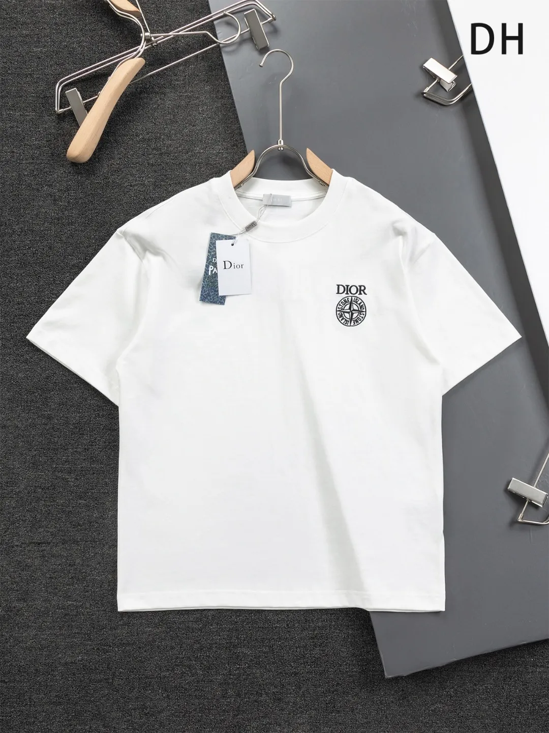 🅿️190 Dior micro wide version CD 25ss new exclusive limited Dior x stone island Dior x stone island joint🪡 embroidery pattern As the leader in the luxury world, the D family is well-deserved. The first thing that catches the eye is the loose and comfortable black and white solid color version of the piece we are going to talk about today. The ribbed round collar has become the best modification of its version, and the D family has the upper body LOGO listed on the front, and the unique embroidery design of the letter logo patch highlights the texture! The most traditional modification method combined with the simplest color scale contrast forms the strongest and direct contrast, and this is often the most concise and clear minimalist modification method~~A nostalgic classic atmosphere also spreads in this work inadvertently! ! Featuring a distinctive 47 logo patch embroidery on the front, a unique tribute to Dior's historic year! Coupled with the blessing of 320 grams of cotton material, both the upper body comfort and the existence are unparalleled. It can be said to be a must-have companion in summer. The excellent breathability and comfortable wearing feeling are unparalleled~ Recommended! ! Color: Black and White Size: S-XL Size chart: S: Shoulder width 55-Bust 56-Length 71.5 M: Shoulder width 56.5-Bust 58-Length 73 L: Shoulder width 58-Bust 60-Length 74.5 XL: Shoulder width 59.5-Bust 62-Length 76