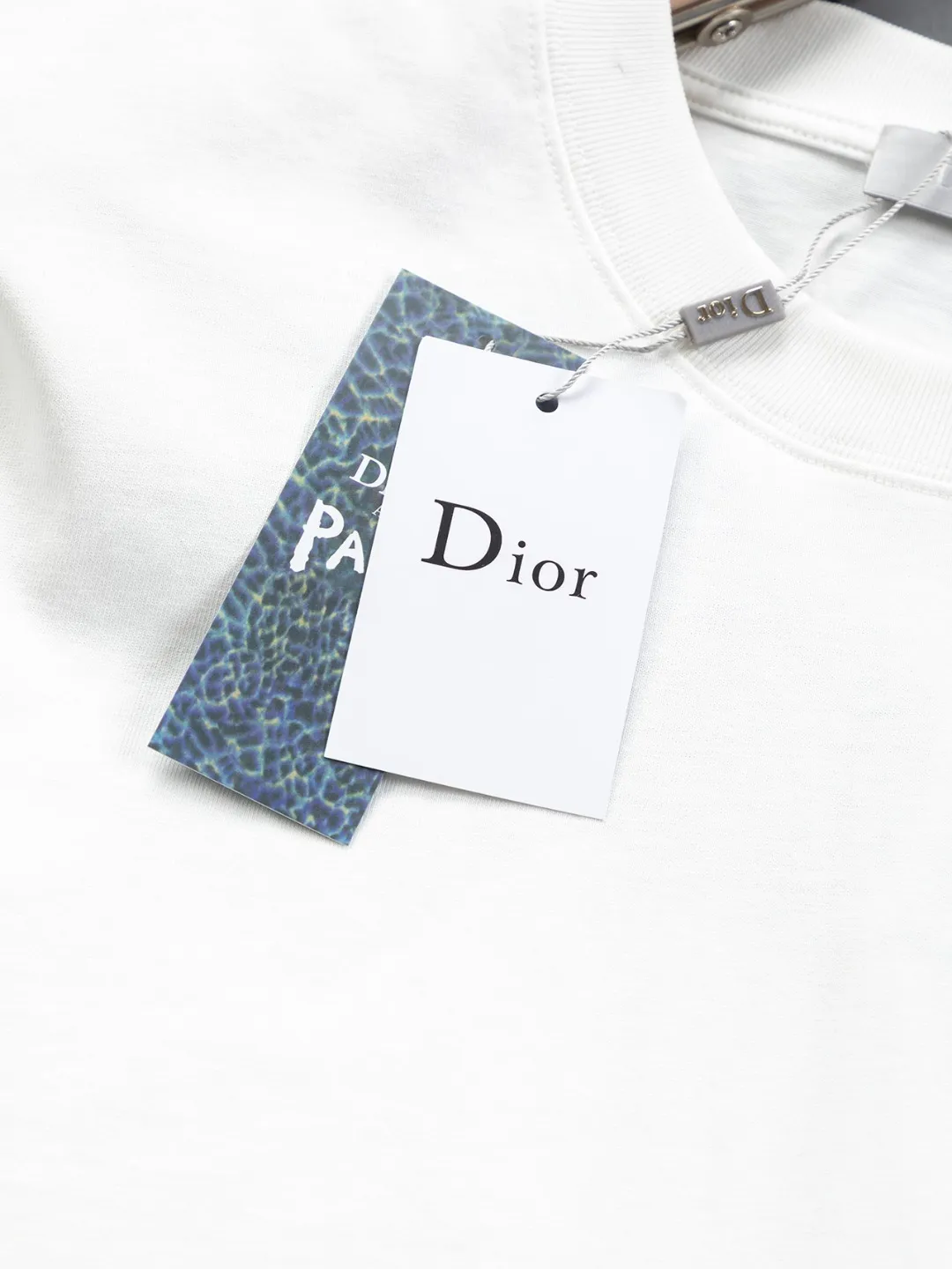 🅿️190 Dior micro wide version CD 25ss new exclusive limited Dior x stone island Dior x stone island joint🪡 embroidery pattern As the leader in the luxury world, the D family is well-deserved. The first thing that catches the eye is the loose and comfortable black and white solid color version of the piece we are going to talk about today. The ribbed round collar has become the best modification of its version, and the D family has the upper body LOGO listed on the front, and the unique embroidery design of the letter logo patch highlights the texture! The most traditional modification method combined with the simplest color scale contrast forms the strongest and direct contrast, and this is often the most concise and clear minimalist modification method~~A nostalgic classic atmosphere also spreads in this work inadvertently! ! Featuring a distinctive 47 logo patch embroidery on the front, a unique tribute to Dior's historic year! Coupled with the blessing of 320 grams of cotton material, both the upper body comfort and the existence are unparalleled. It can be said to be a must-have companion in summer. The excellent breathability and comfortable wearing feeling are unparalleled~ Recommended! ! Color: Black and White Size: S-XL Size chart: S: Shoulder width 55-Bust 56-Length 71.5 M: Shoulder width 56.5-Bust 58-Length 73 L: Shoulder width 58-Bust 60-Length 74.5 XL: Shoulder width 59.5-Bust 62-Length 76