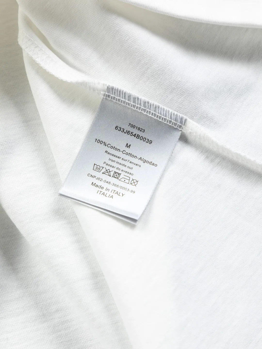 🅿️190 Dior micro wide version CD 25ss new exclusive limited Dior x stone island Dior x stone island joint🪡 embroidery pattern As the leader in the luxury world, the D family is well-deserved. The first thing that catches the eye is the loose and comfortable black and white solid color version of the piece we are going to talk about today. The ribbed round collar has become the best modification of its version, and the D family has the upper body LOGO listed on the front, and the unique embroidery design of the letter logo patch highlights the texture! The most traditional modification method combined with the simplest color scale contrast forms the strongest and direct contrast, and this is often the most concise and clear minimalist modification method~~A nostalgic classic atmosphere also spreads in this work inadvertently! ! Featuring a distinctive 47 logo patch embroidery on the front, a unique tribute to Dior's historic year! Coupled with the blessing of 320 grams of cotton material, both the upper body comfort and the existence are unparalleled. It can be said to be a must-have companion in summer. The excellent breathability and comfortable wearing feeling are unparalleled~ Recommended! ! Color: Black and White Size: S-XL Size chart: S: Shoulder width 55-Bust 56-Length 71.5 M: Shoulder width 56.5-Bust 58-Length 73 L: Shoulder width 58-Bust 60-Length 74.5 XL: Shoulder width 59.5-Bust 62-Length 76